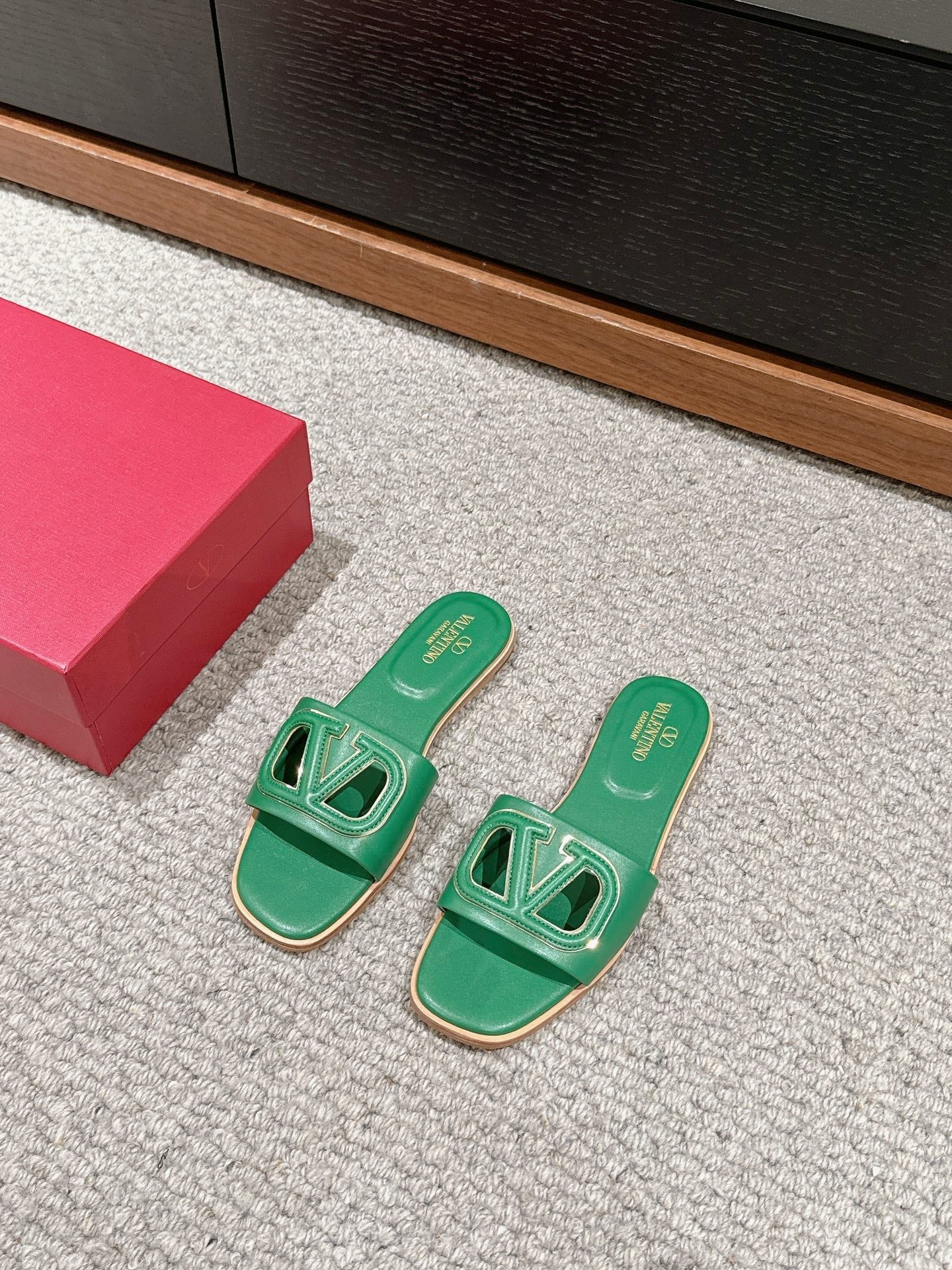 VLOGO CUT-OUT EMERALD GREEN CALFSKIN SLIDE SANDAL