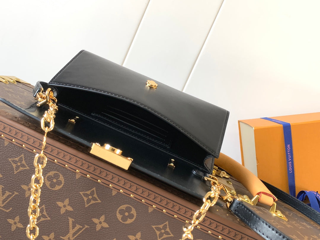 WALLET ON CHAIN CAPUCINES 23 IN BLACK SMOOTH CALFSKIN GOLD HARDWARE