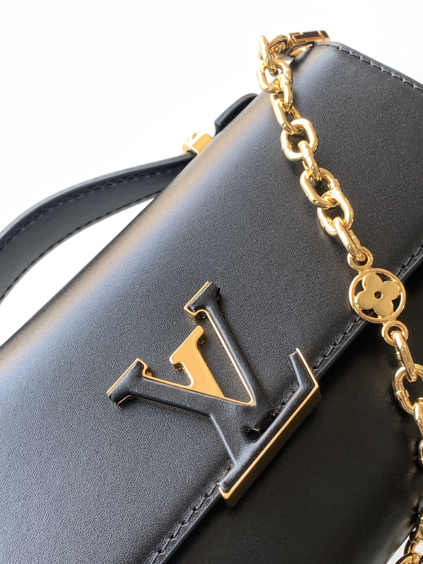 WALLET ON CHAIN CAPUCINES 23 IN BLACK SMOOTH CALFSKIN GOLD HARDWARE