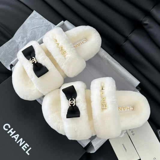 CC DAD SANDAL MULE IN WHITE FLEECE WITH GOLD HARDWARE