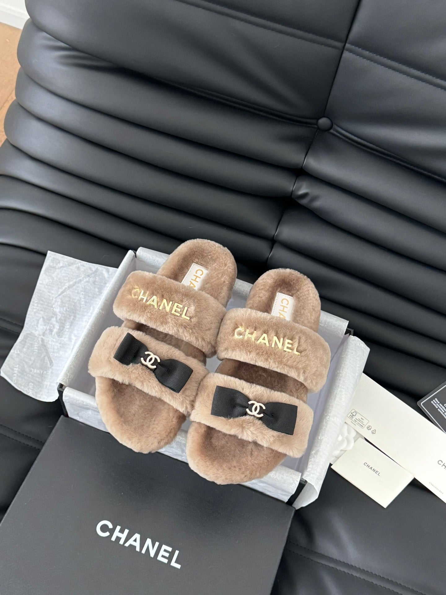 CC DAD SANDAL MULE IN CAMEL BROWN FLEECE WITH GOLD HARDWARE