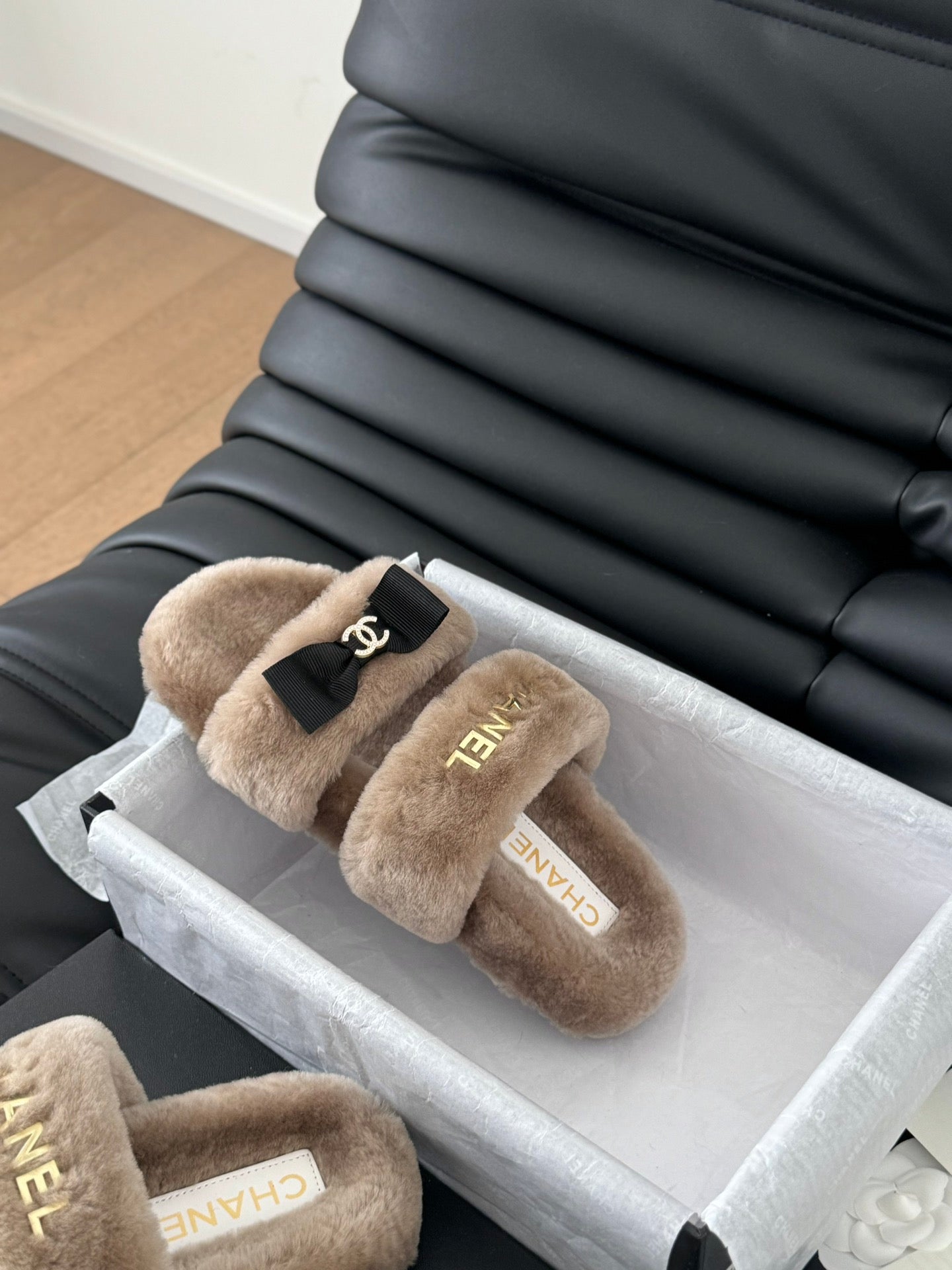 CC DAD SANDAL MULE IN CAMEL BROWN FLEECE WITH GOLD HARDWARE