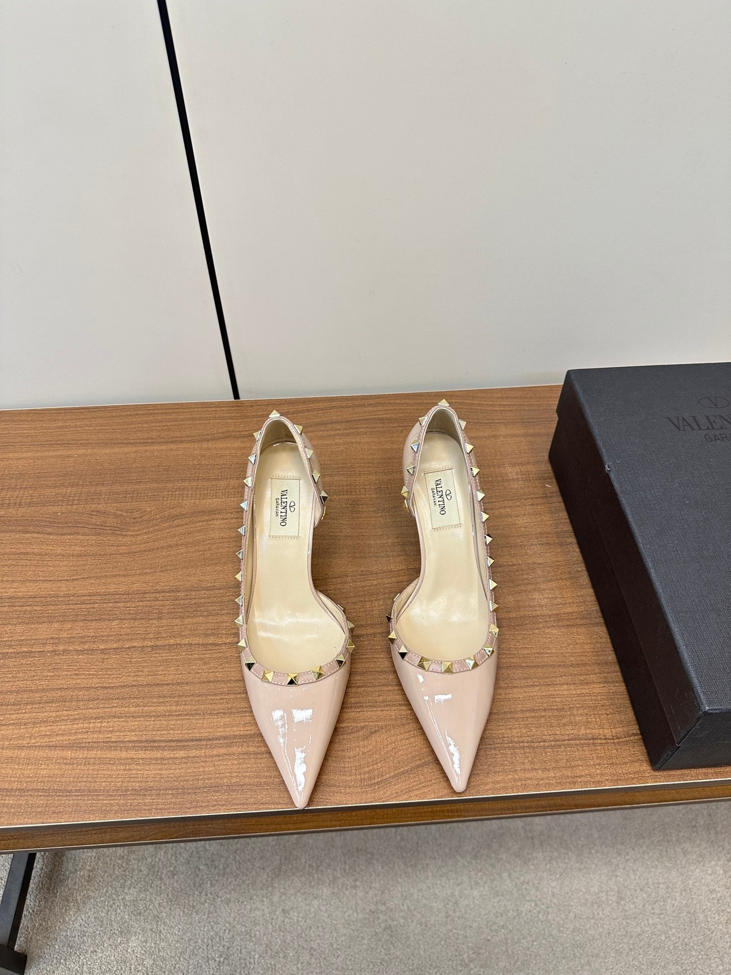 Valentino Beige Rockstud D'Orsay Pumps 95mm Cowhide 989891