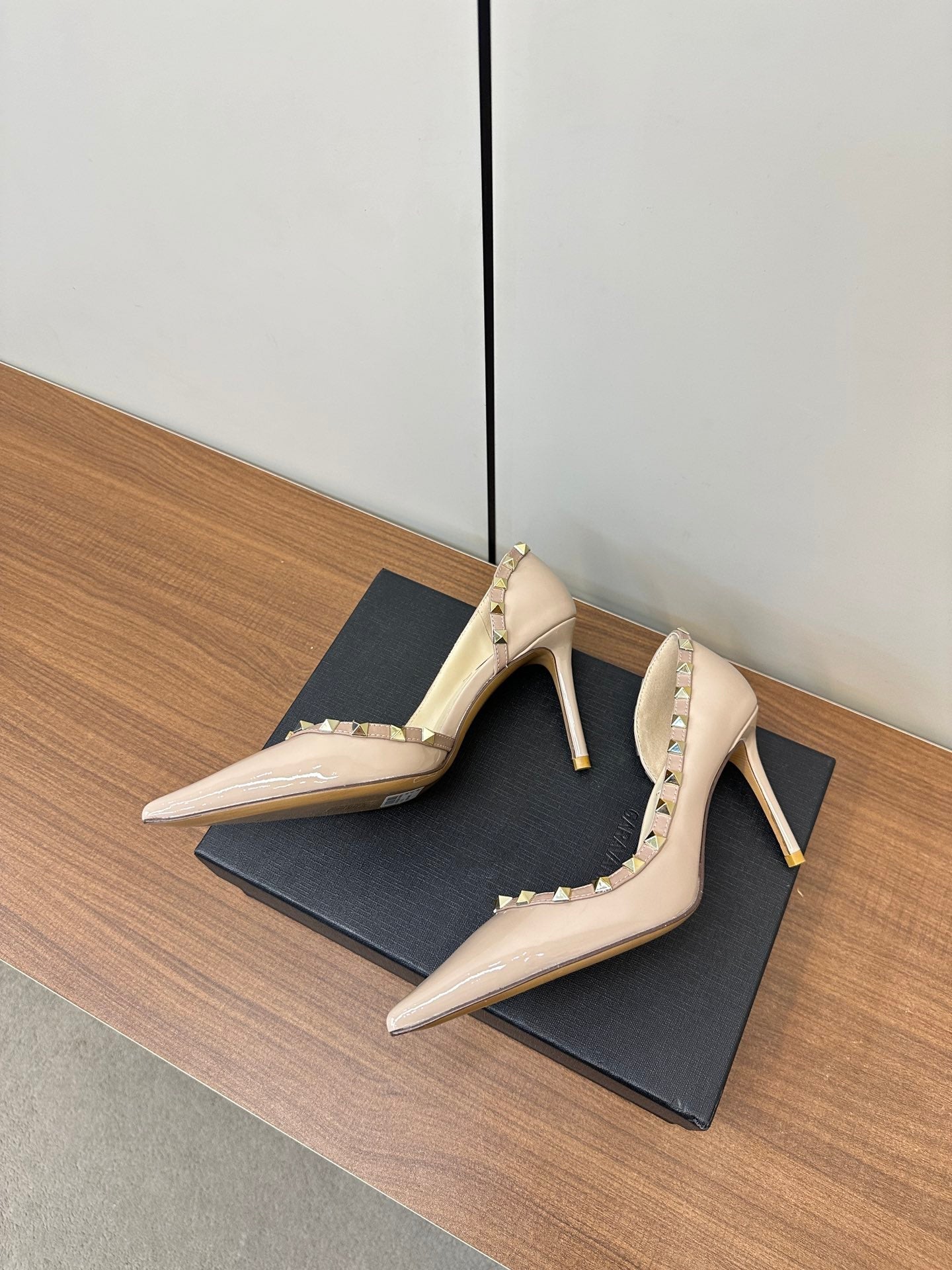 Valentino Beige Rockstud D'Orsay Pumps 95mm Cowhide 989891