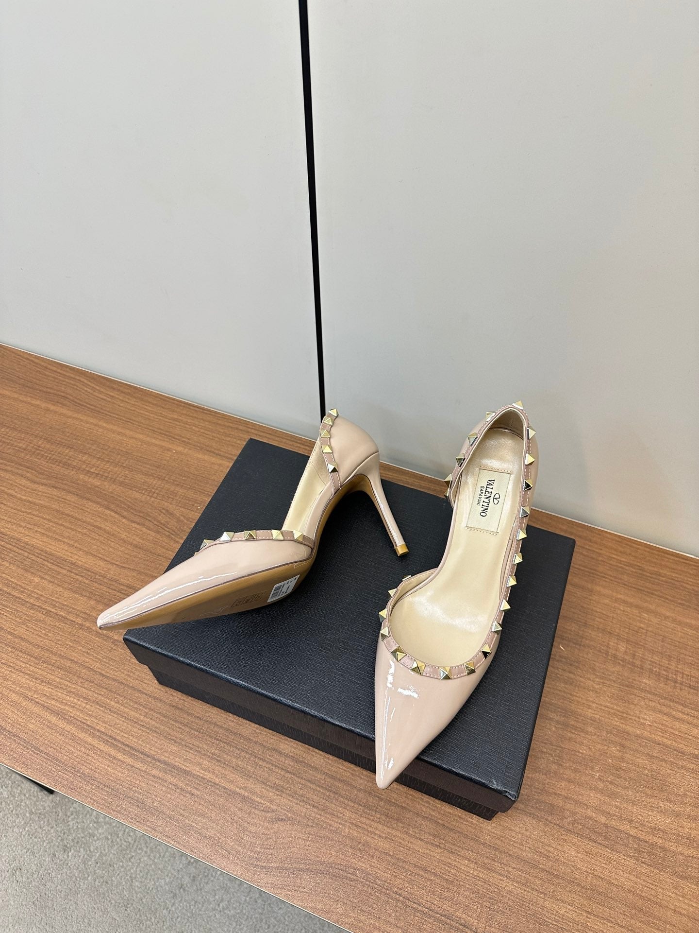 Valentino Beige Rockstud D'Orsay Pumps 95mm Cowhide 989891