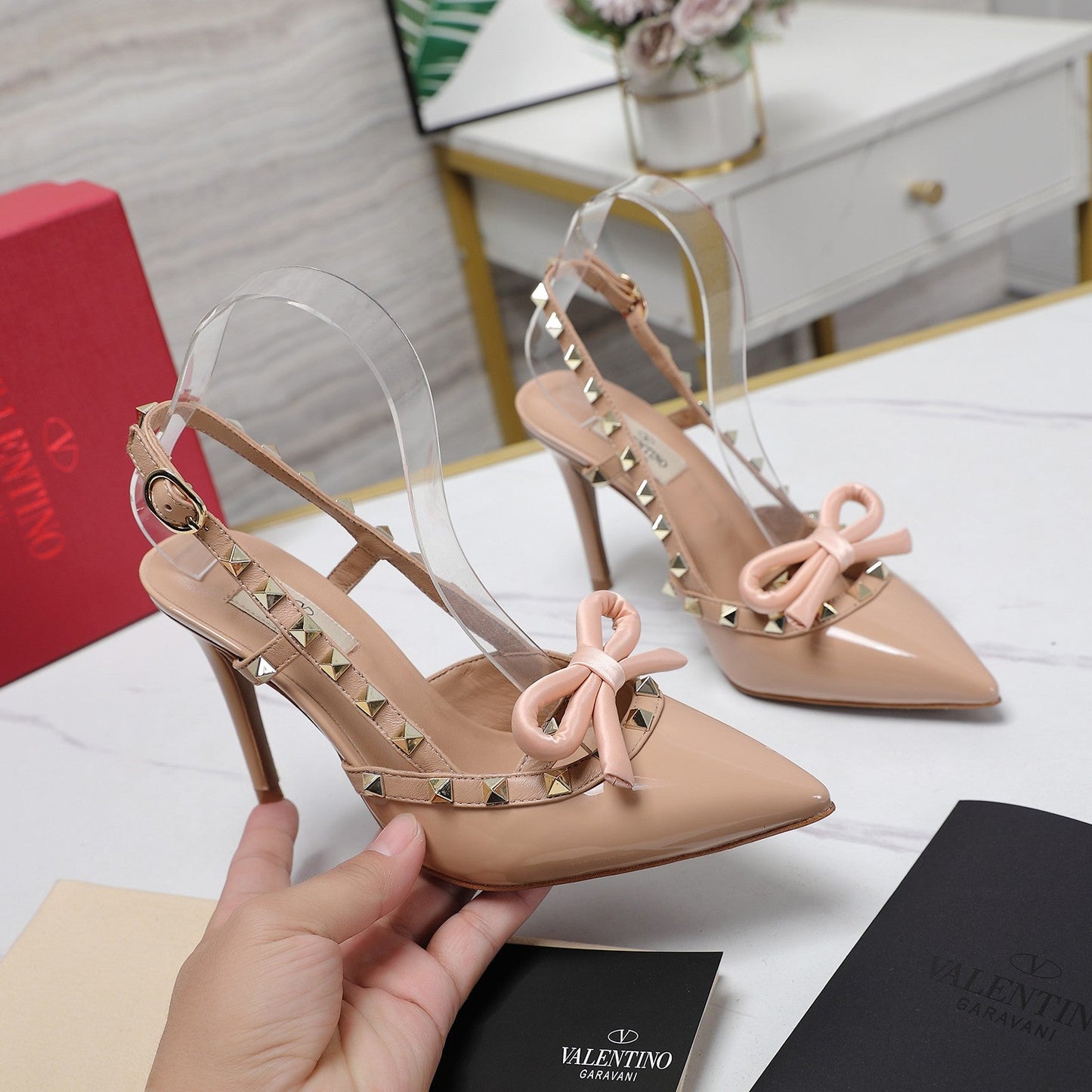 ROCKSTUD BOW SLINGBACK NUDE TAN PATENT LEATHER PUMP 95MM