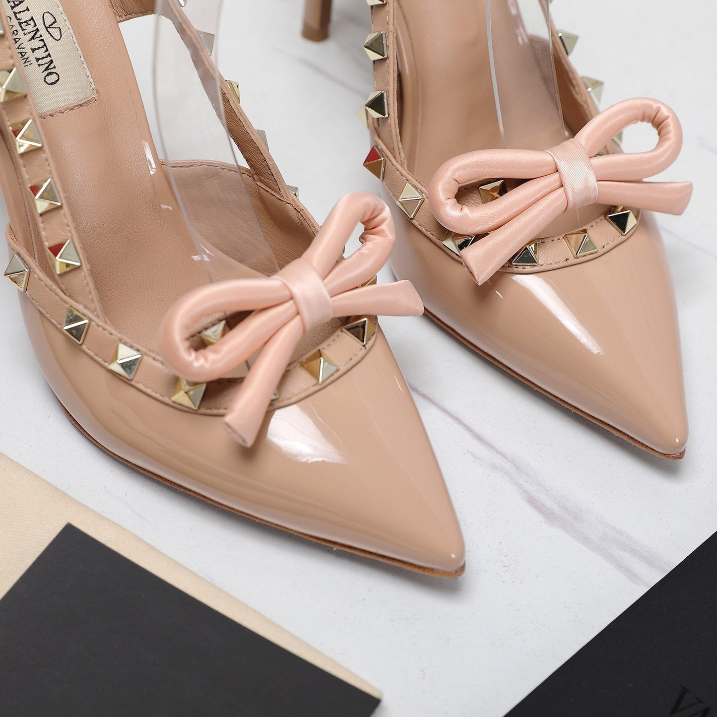 ROCKSTUD BOW SLINGBACK NUDE TAN PATENT LEATHER PUMP 95MM