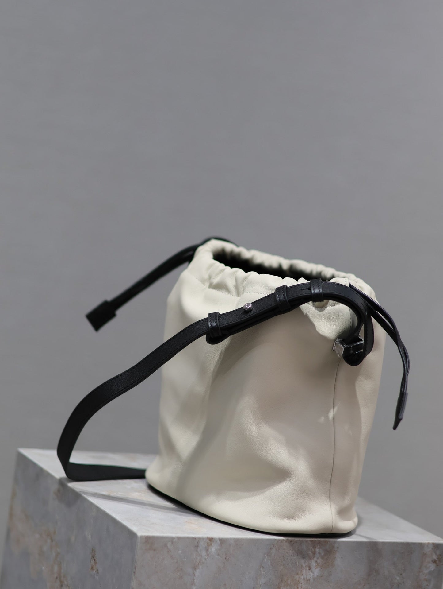 RIVE GAUCHE BUCKET BAG 23 IN WHITE CALFSKIN