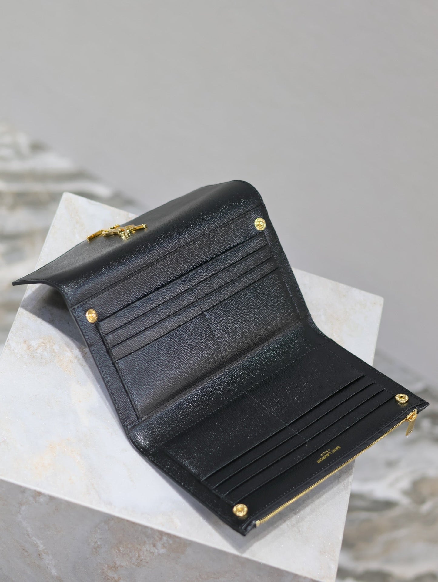 UPTOWN WALLET 21 IN BLACK CALFSKIN GOLD LOGO