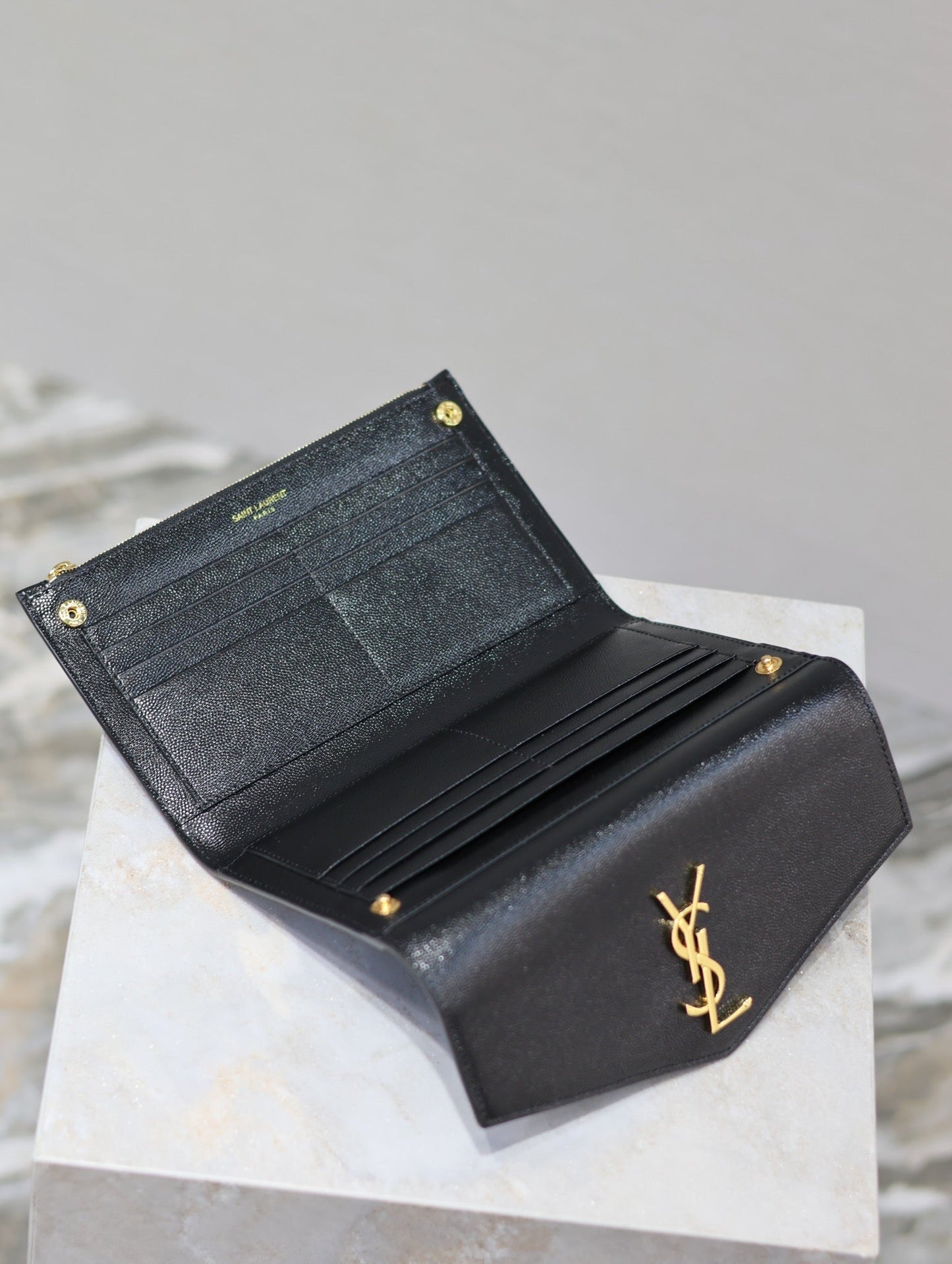 UPTOWN WALLET 21 IN BLACK CALFSKIN GOLD LOGO