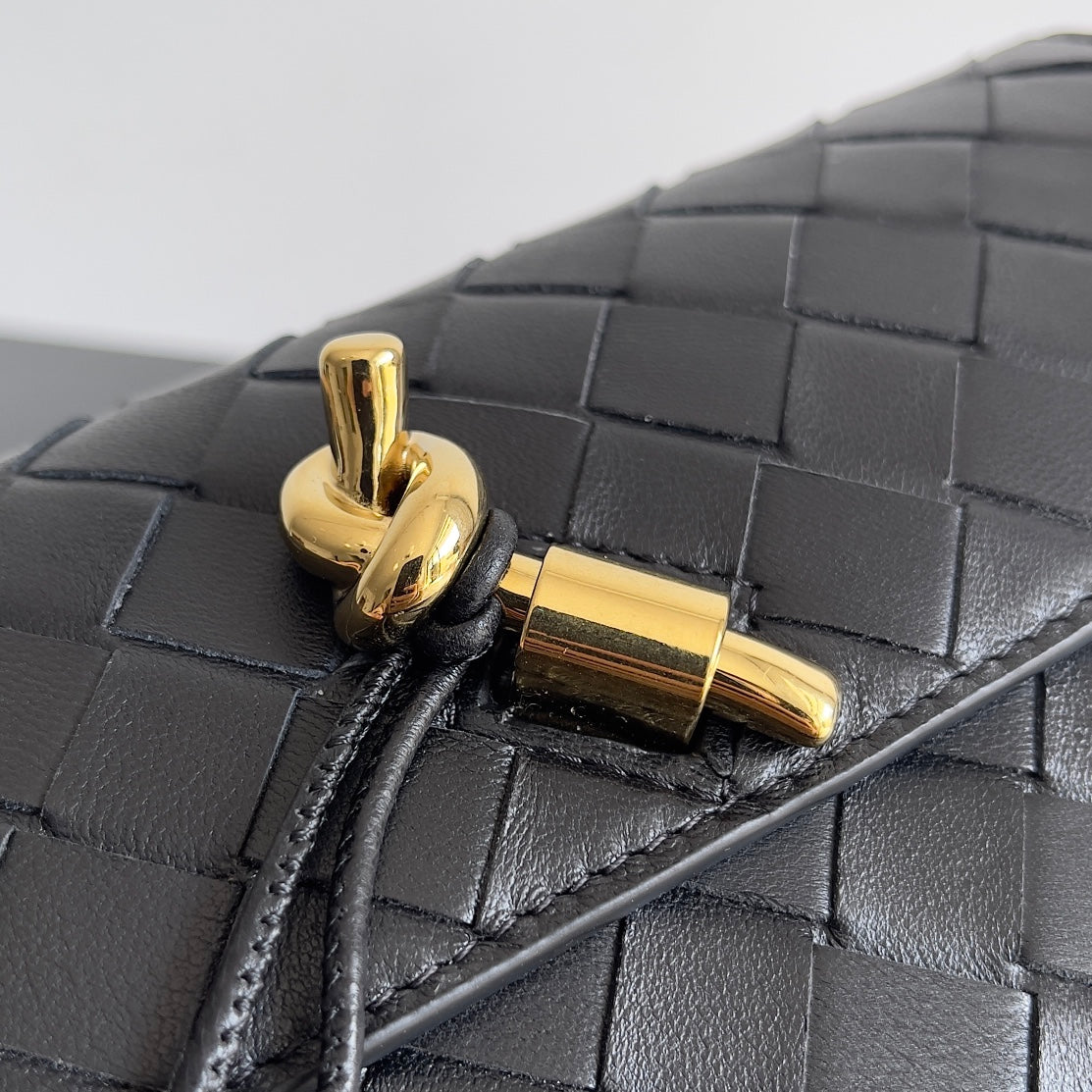 ANDIAMO BAG 19 IN BLACK CALFSKIN