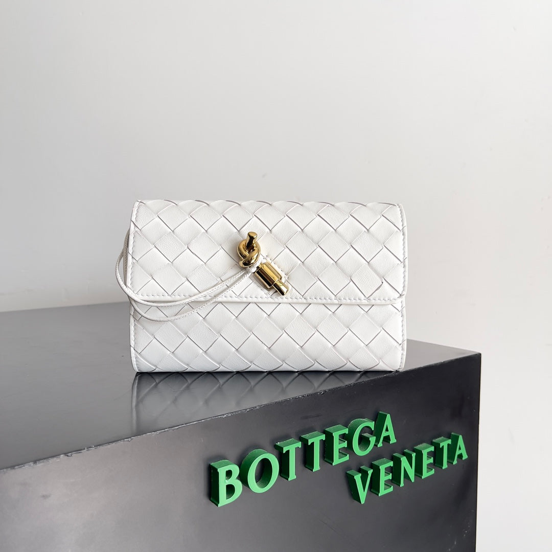 ANDIAMO BAG 19 IN WHITE CALFSKIN