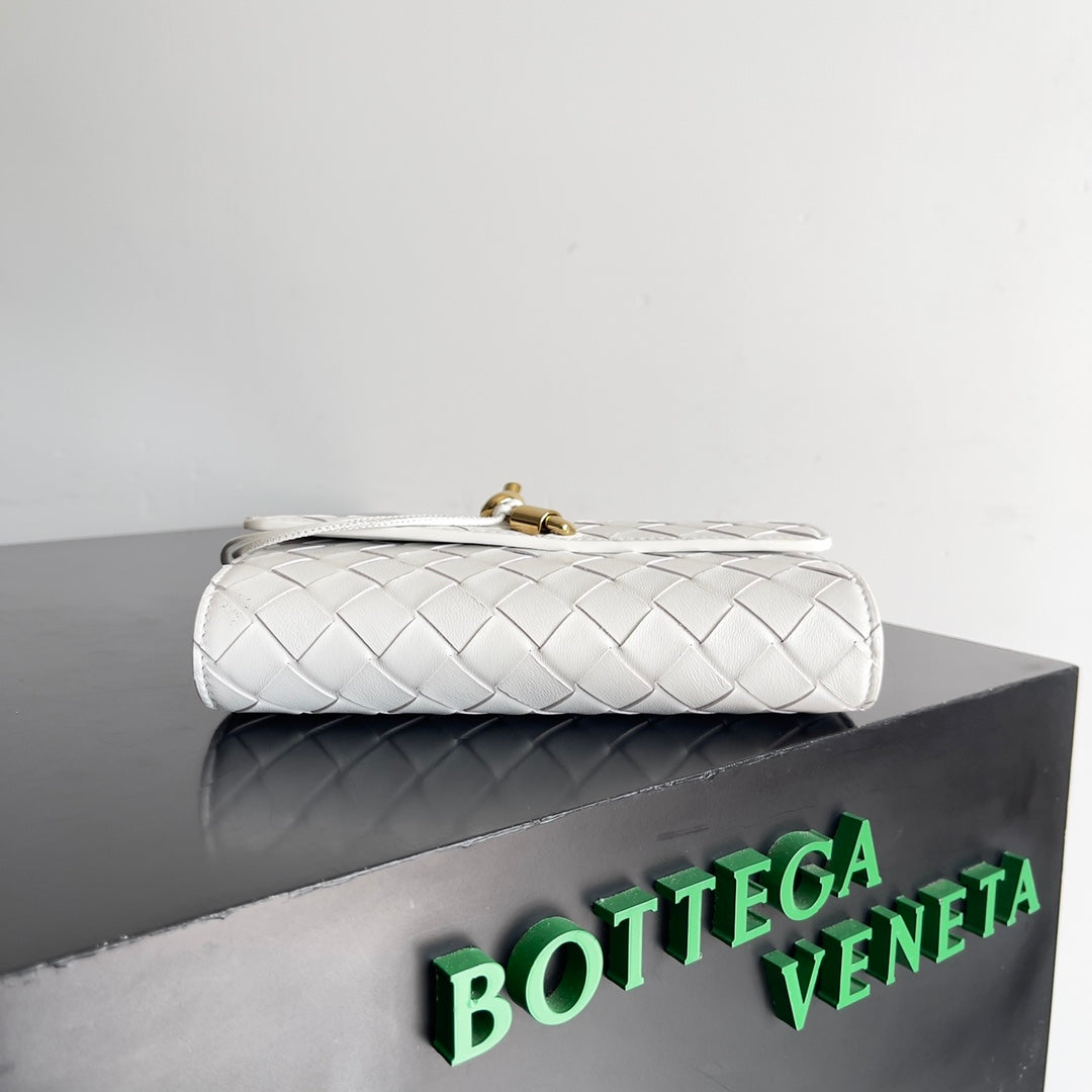 ANDIAMO BAG 19 IN WHITE CALFSKIN