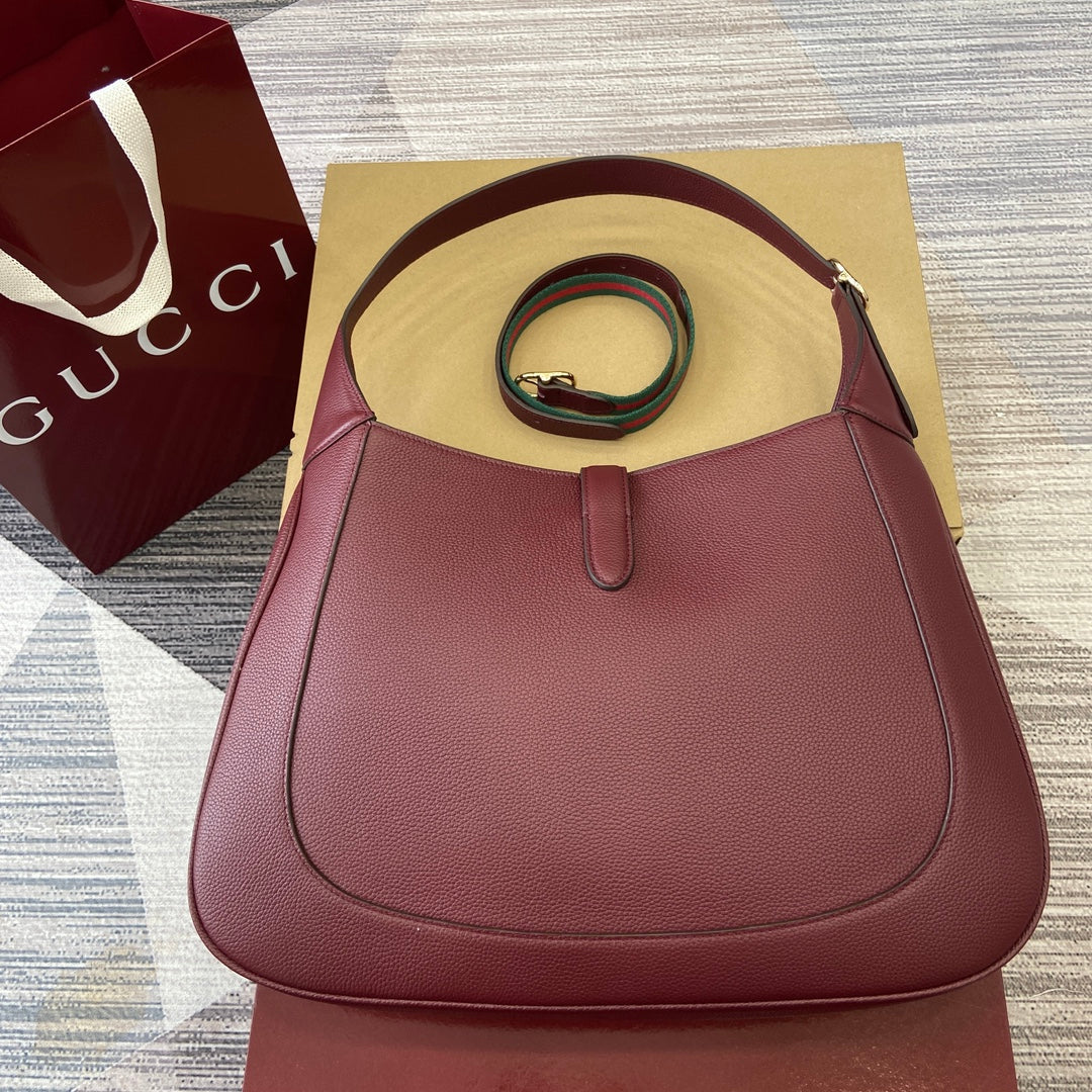 JACKIE LARGE SHOULDER BAG 40 IN BURGUNDY RED CALFSKIN GOLD HARDWARE