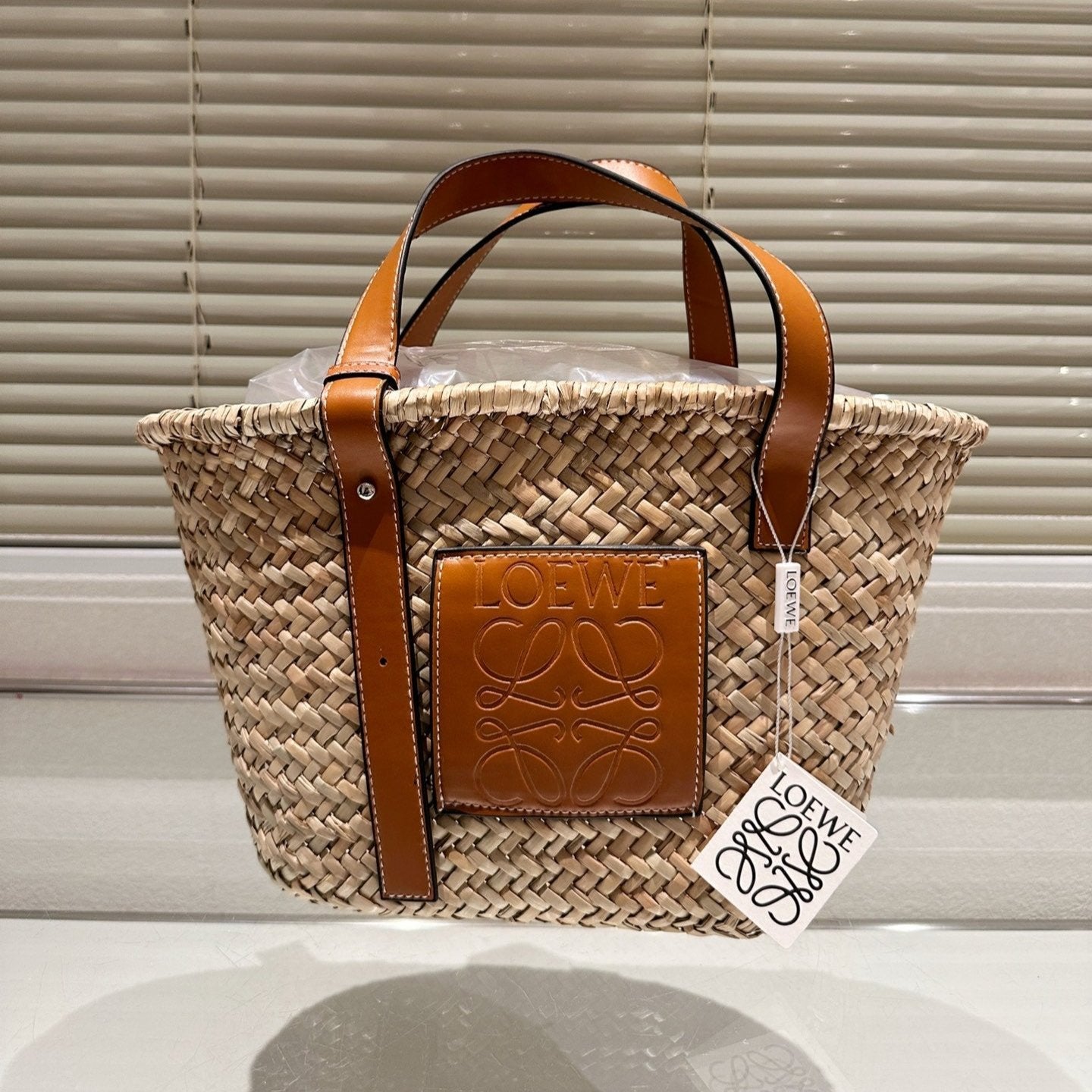 LOE MEDIUM 28 BASKET BAG IN NATURAL RAFFIA