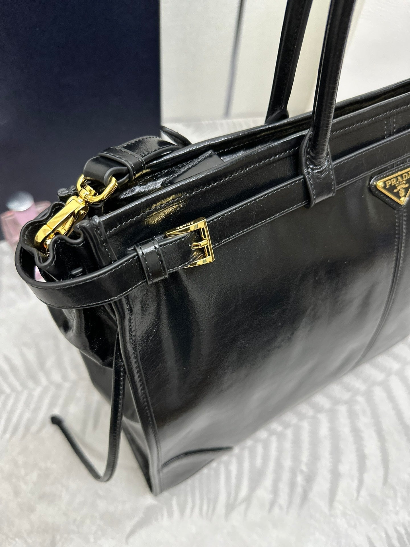 TOTE BAG WITH BELT 42 IN BLACK OIL WAX LAMBSKIN GOLD HARDWARE