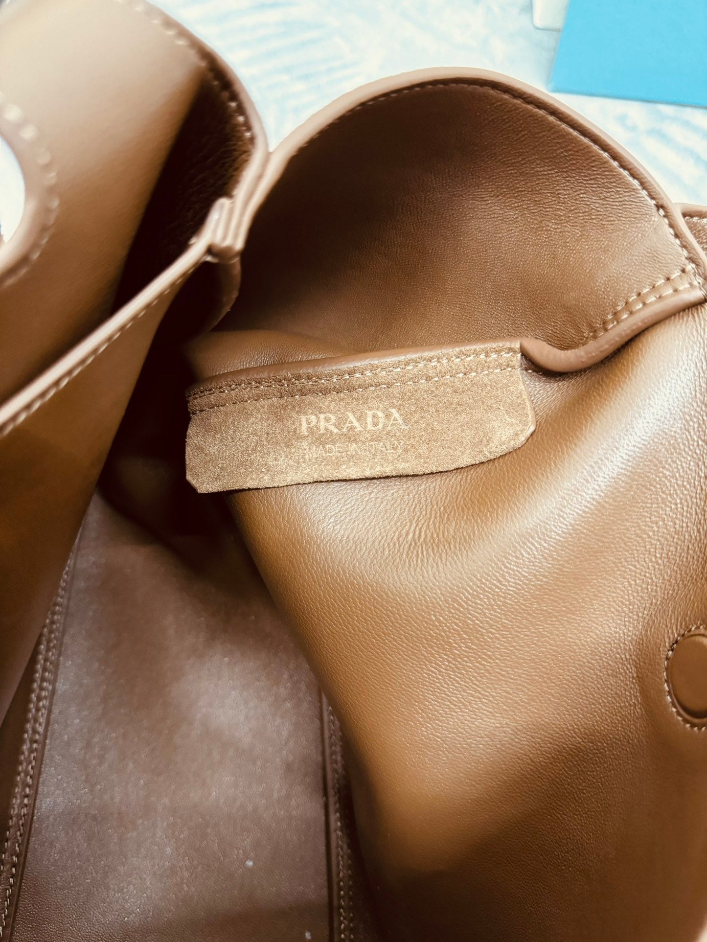 TOTE BAG 25 IN CHERRY WOOD SUEDE GOLD LOGO