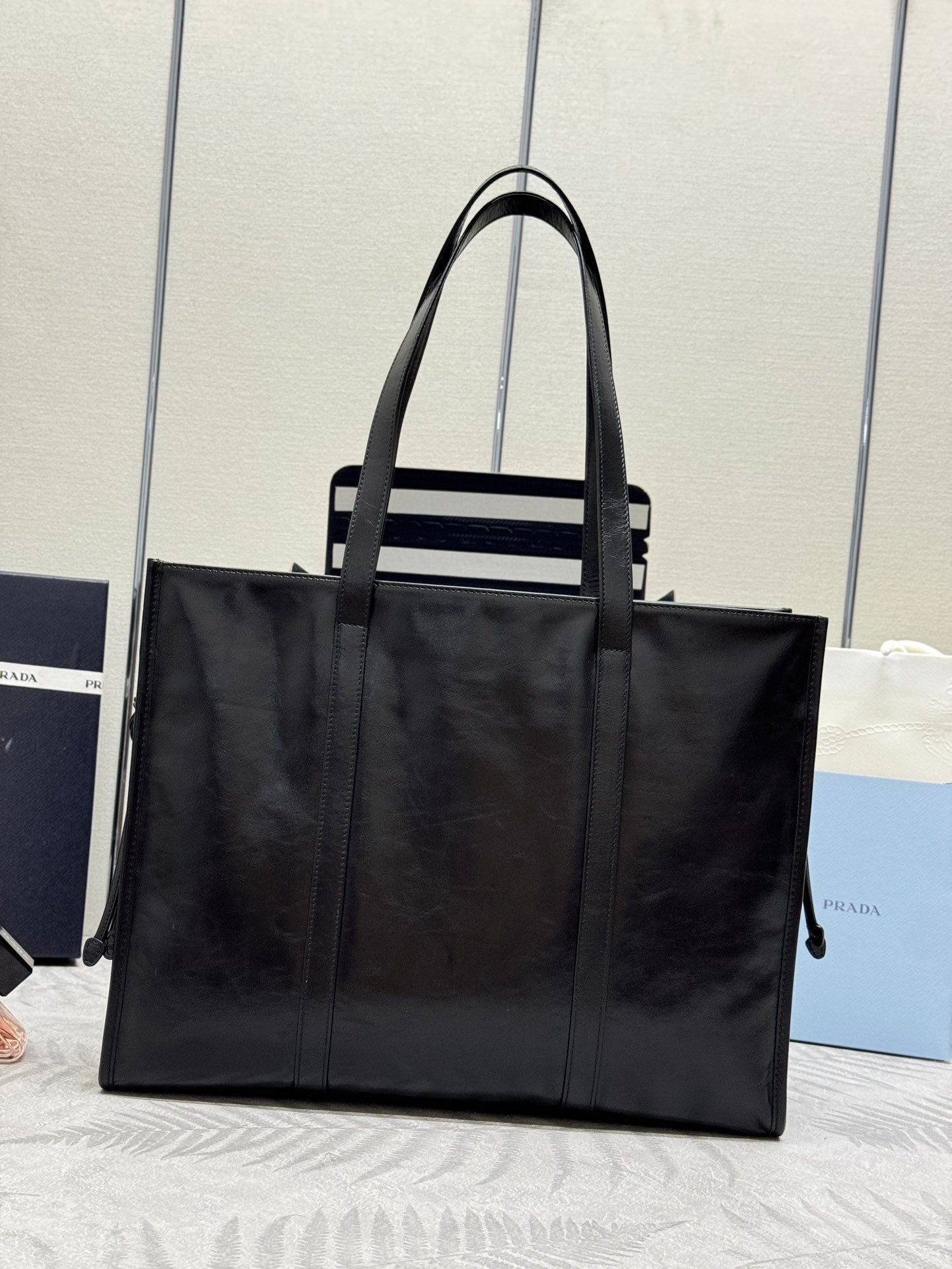 TOTE BAG 39 IN BLACK SMOOTH CALFSKIN