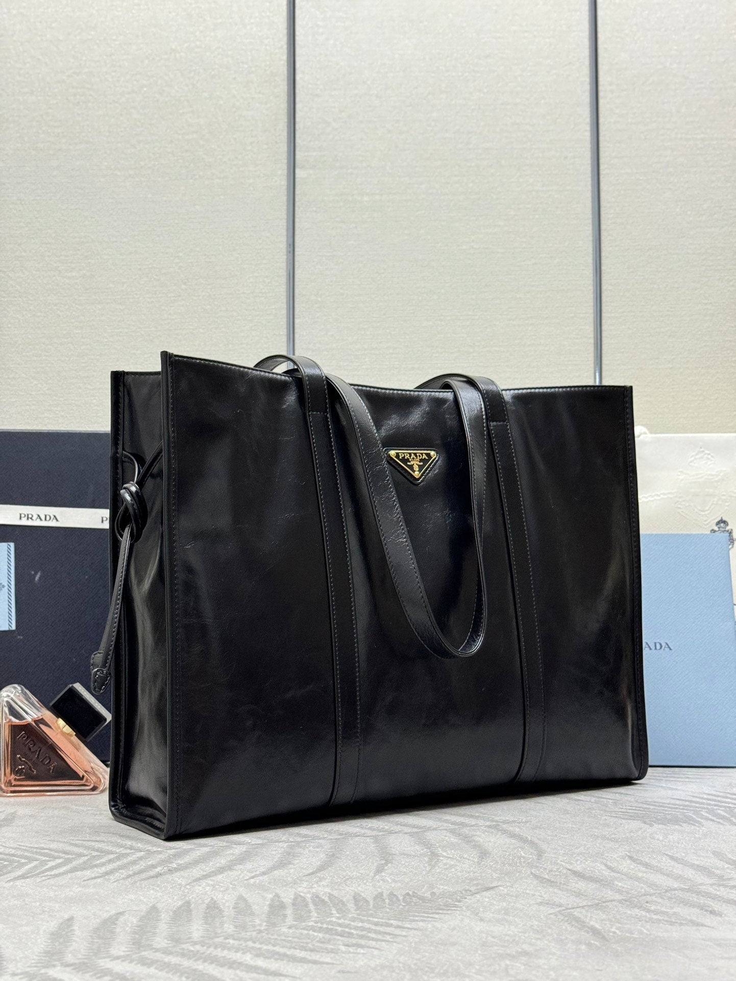 TOTE BAG 39 IN BLACK SMOOTH CALFSKIN