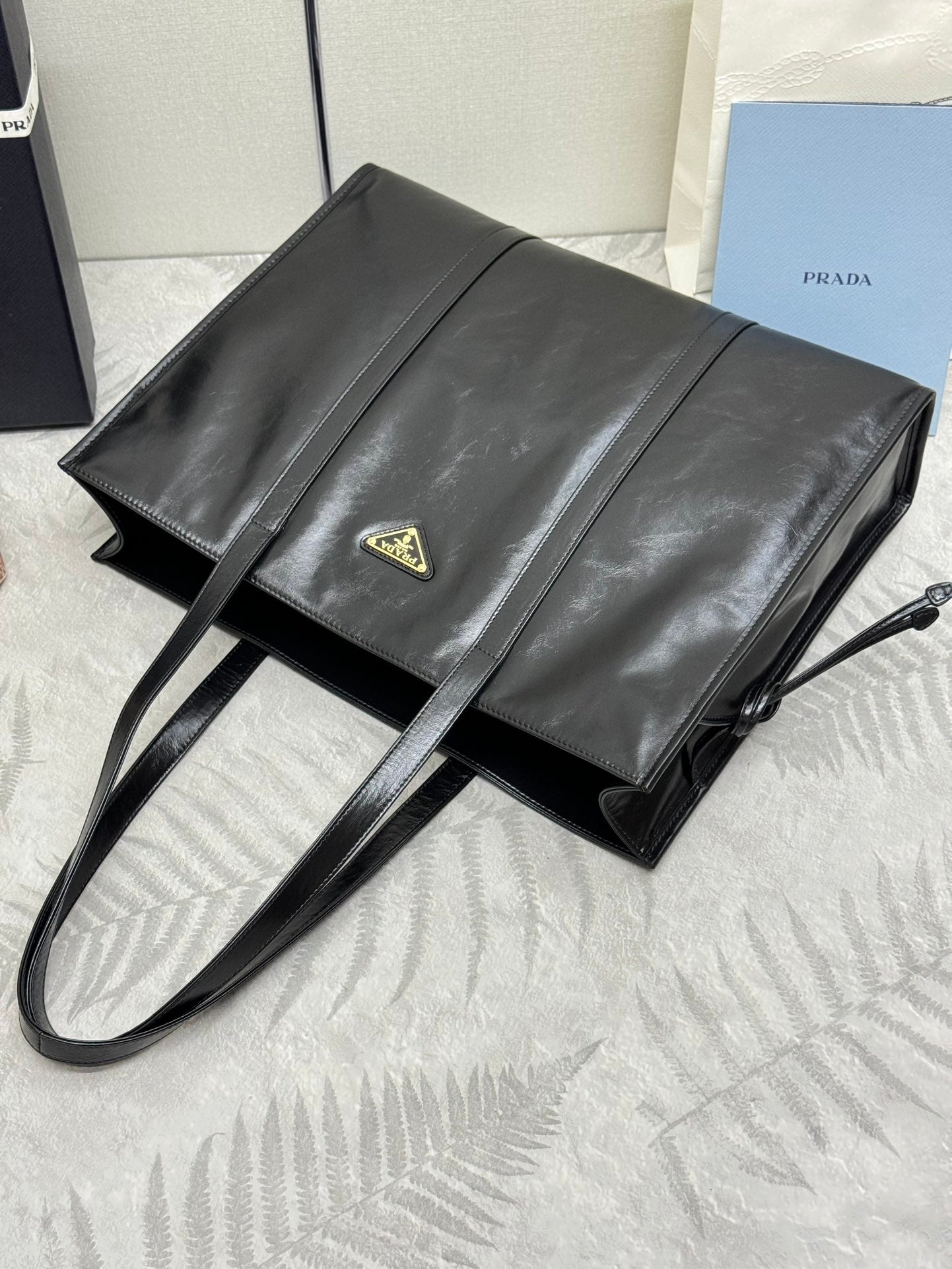 TOTE BAG 39 IN BLACK SMOOTH CALFSKIN