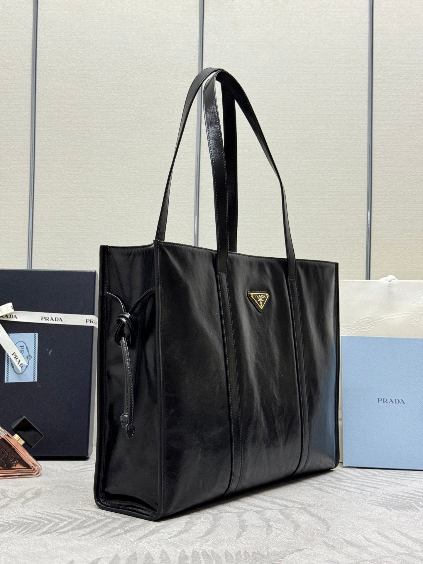 TOTE BAG 39 IN BLACK SMOOTH CALFSKIN