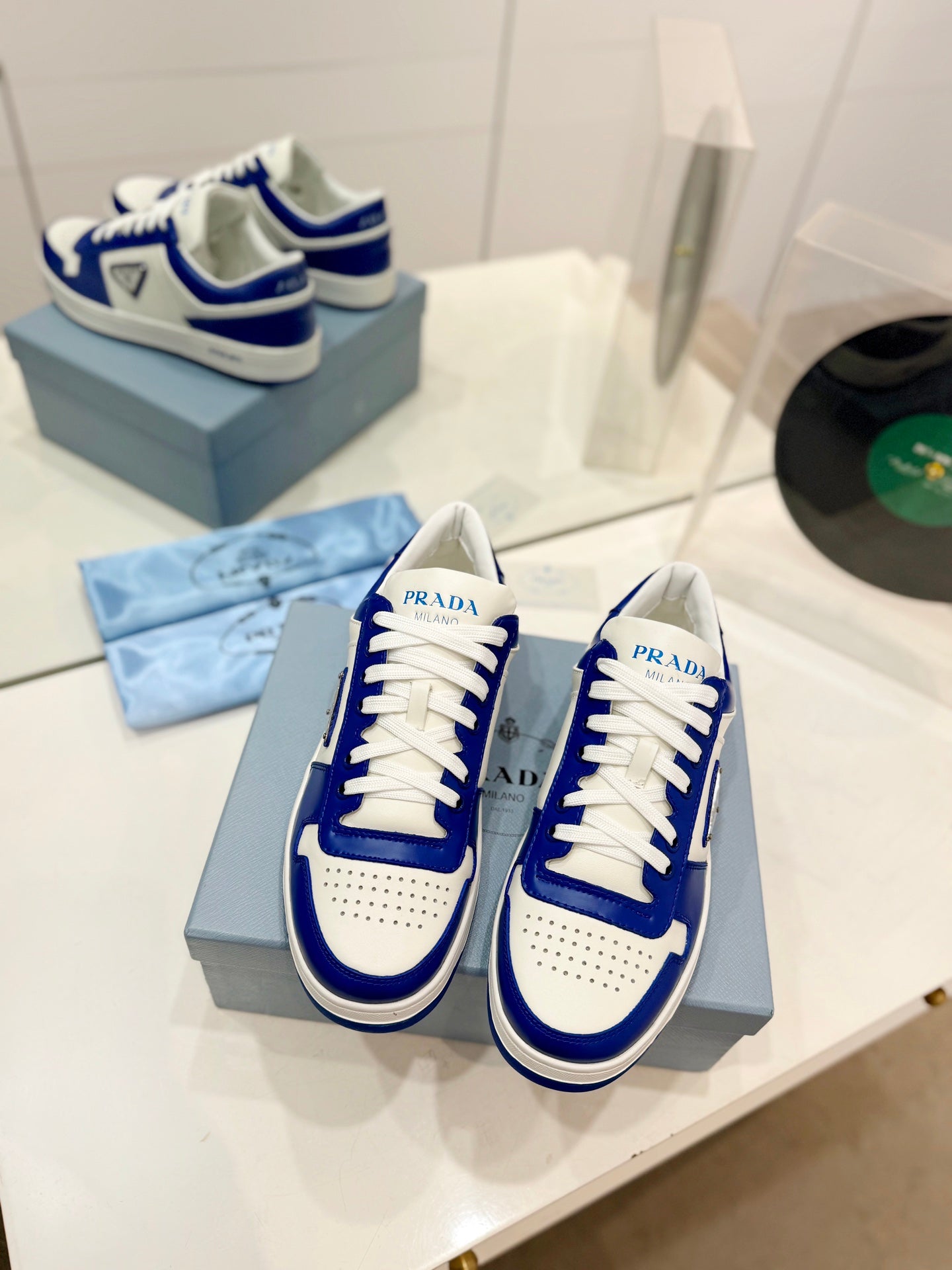 PRA DOWNTOWN NAPPA SNEAKERS WHITE AND COBALT CALFSKIN