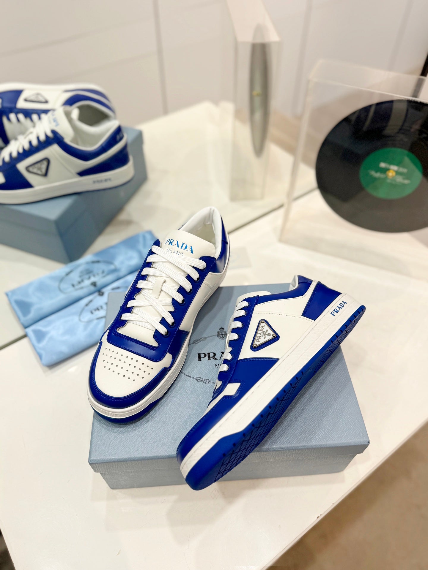 PRA DOWNTOWN NAPPA SNEAKERS WHITE AND COBALT CALFSKIN