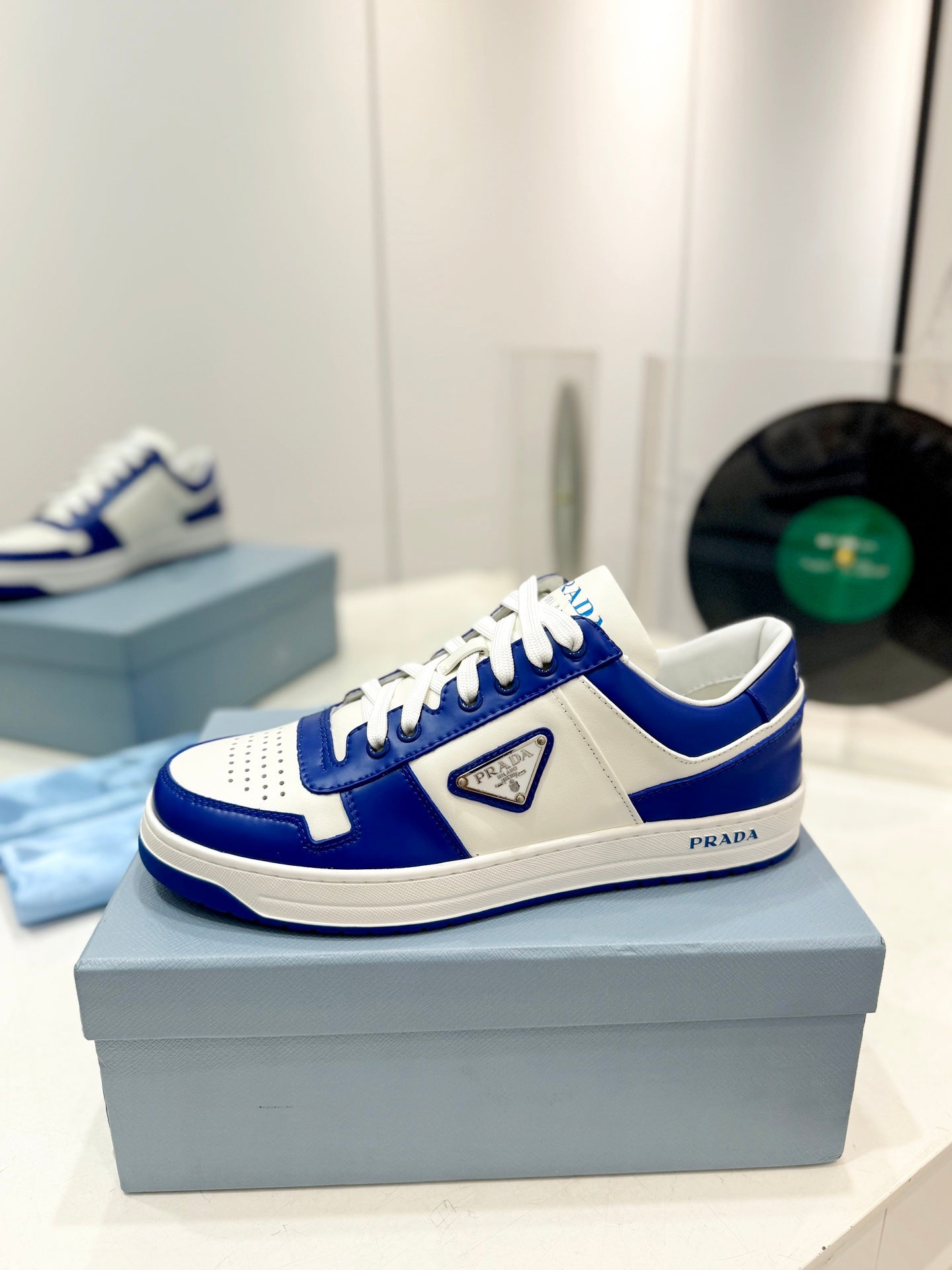 PRA DOWNTOWN NAPPA SNEAKERS WHITE AND COBALT CALFSKIN