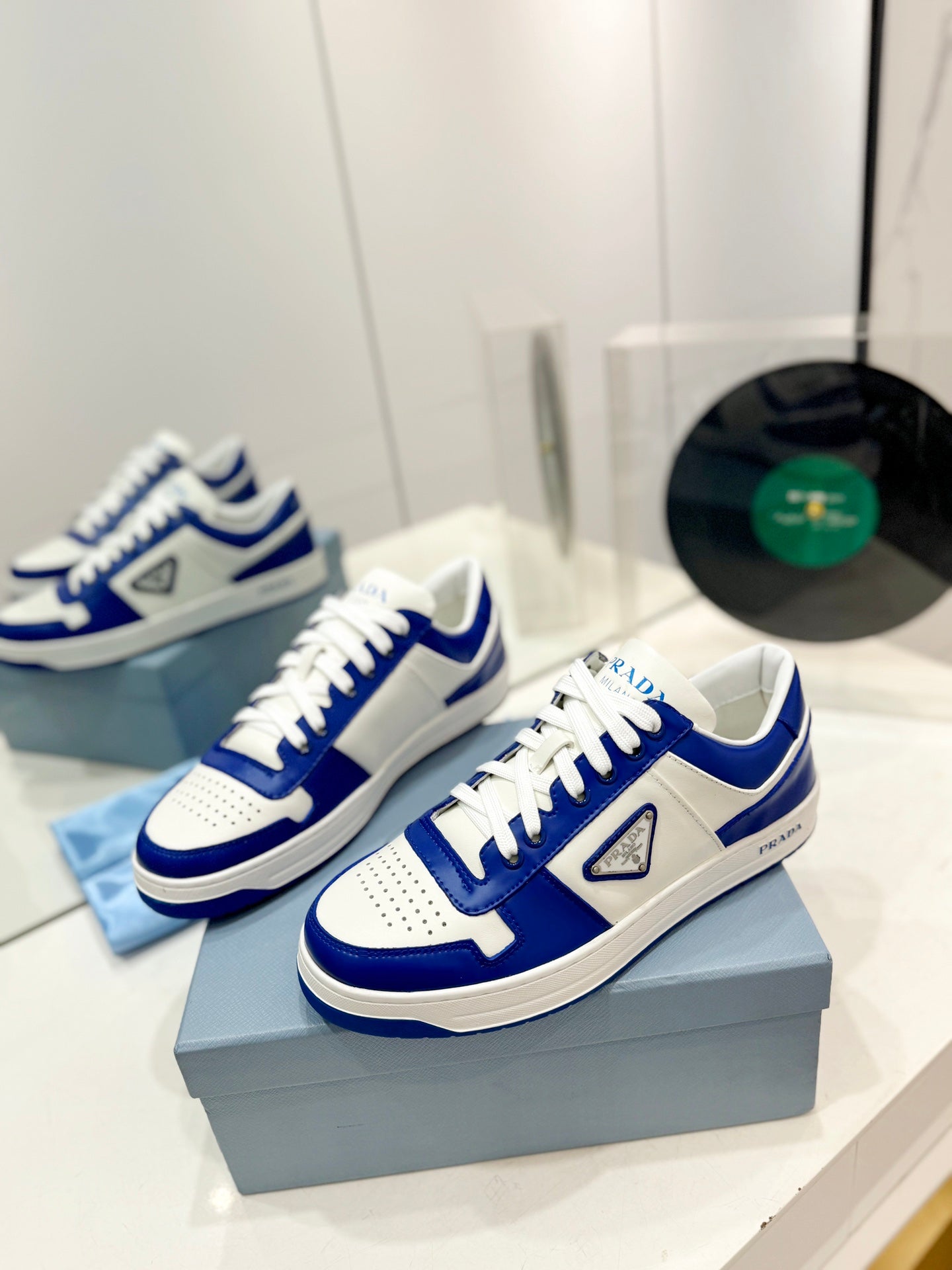 PRA DOWNTOWN NAPPA SNEAKERS WHITE AND COBALT CALFSKIN