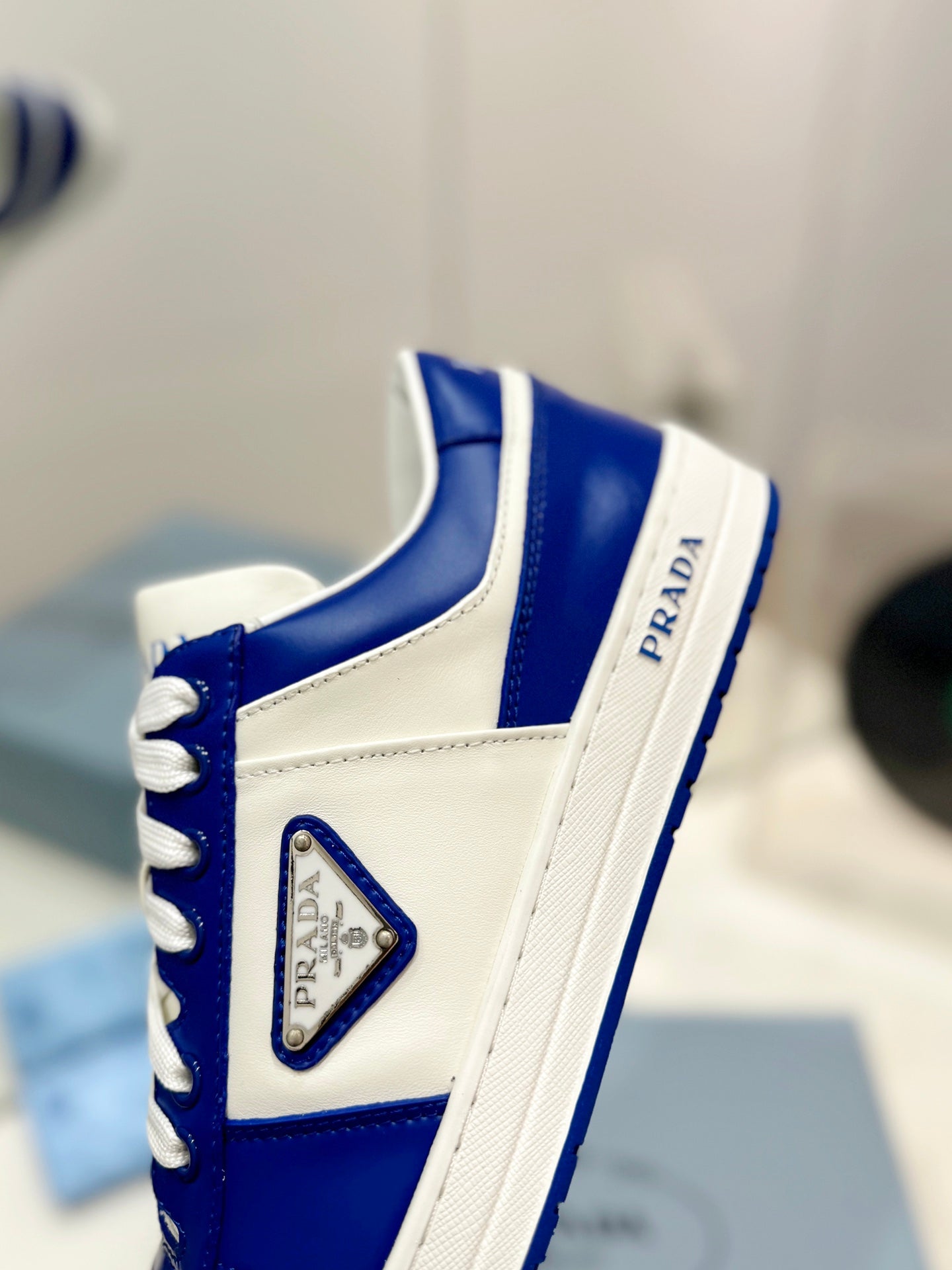 PRA DOWNTOWN NAPPA SNEAKERS WHITE AND COBALT CALFSKIN