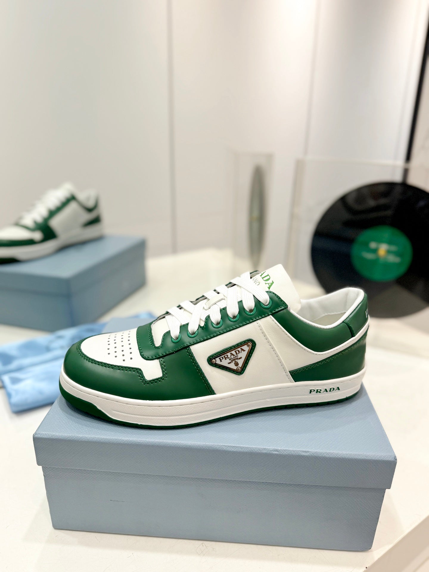 PRA DOWNTOWN NAPPA SNEAKERS WHITE AND GREEN CALFSKIN