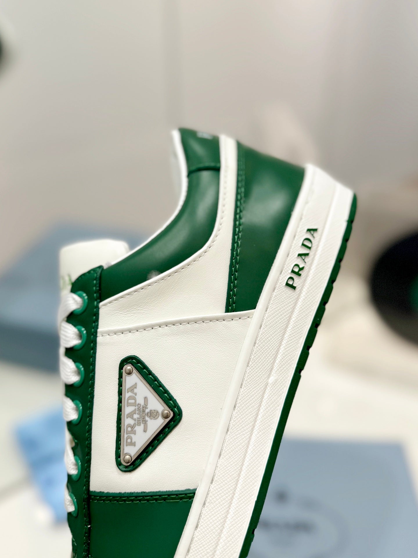 PRA DOWNTOWN NAPPA SNEAKERS WHITE AND GREEN CALFSKIN