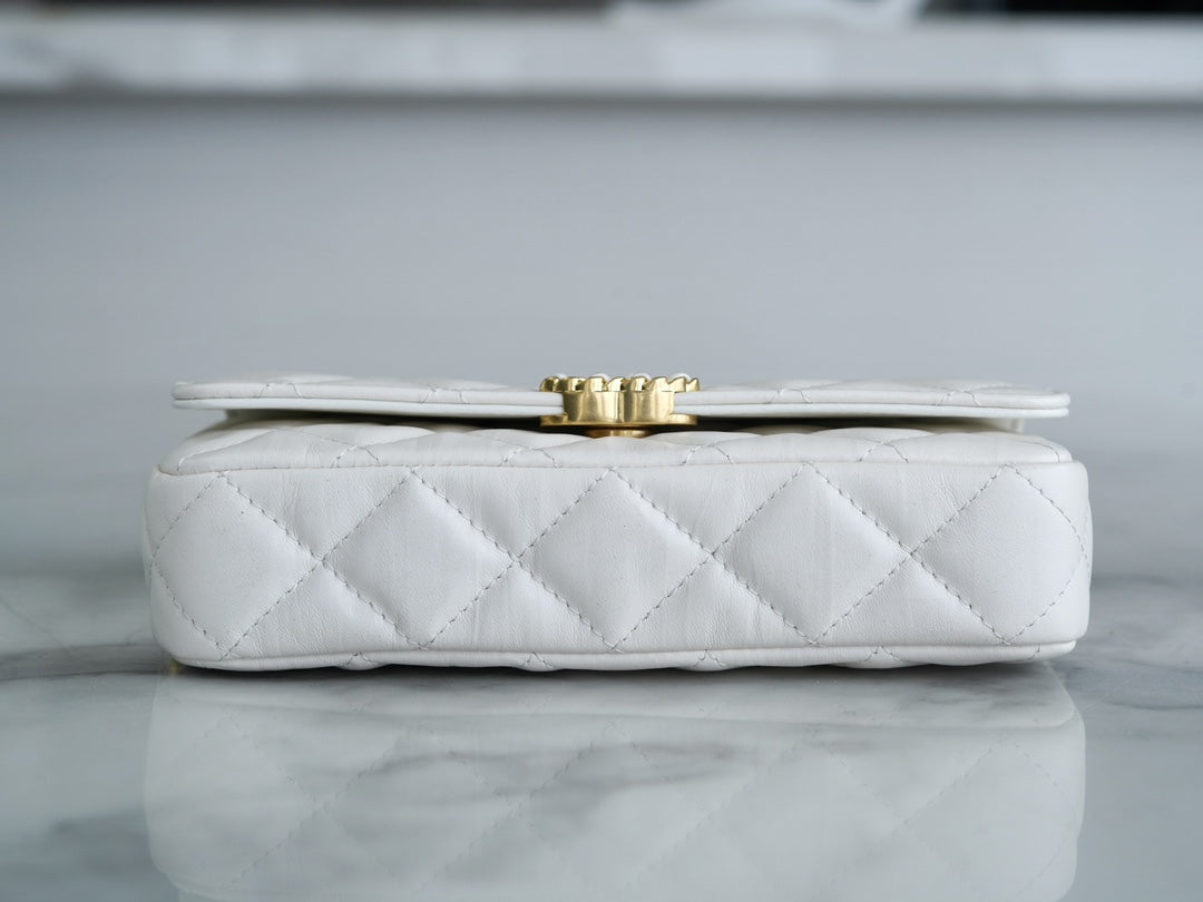 19 FLAP BAG 18 WHITE BODIN CALFSKIN GOLD HARDWARE