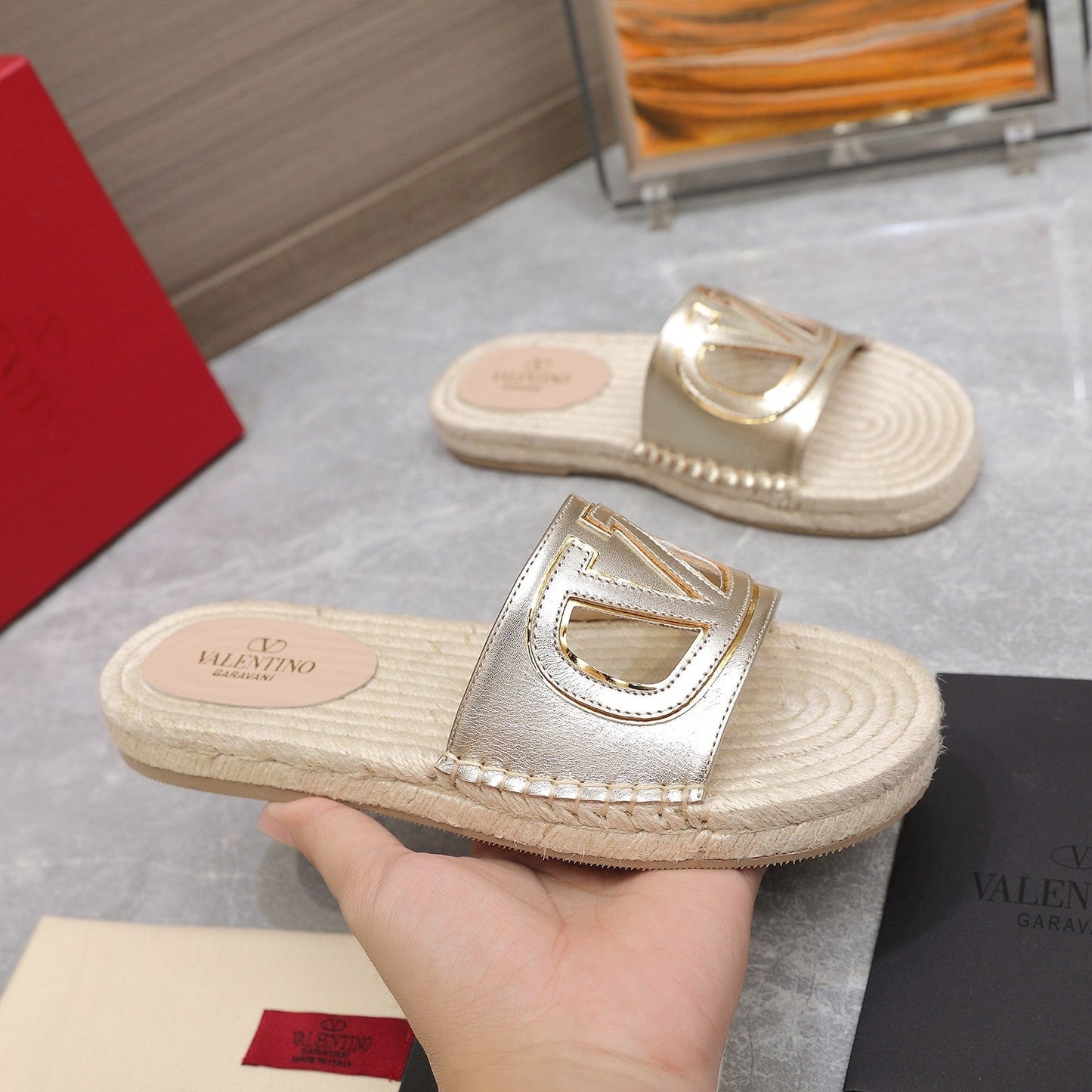 Vlogo Cut-Out Slide 20 Gold Calfskin Beige Sole Raffia