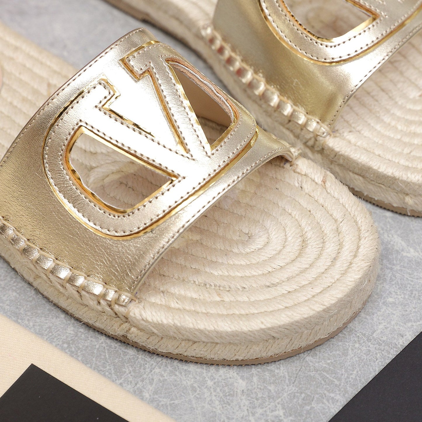 Vlogo Cut-Out Slide 20 Gold Calfskin Beige Sole Raffia