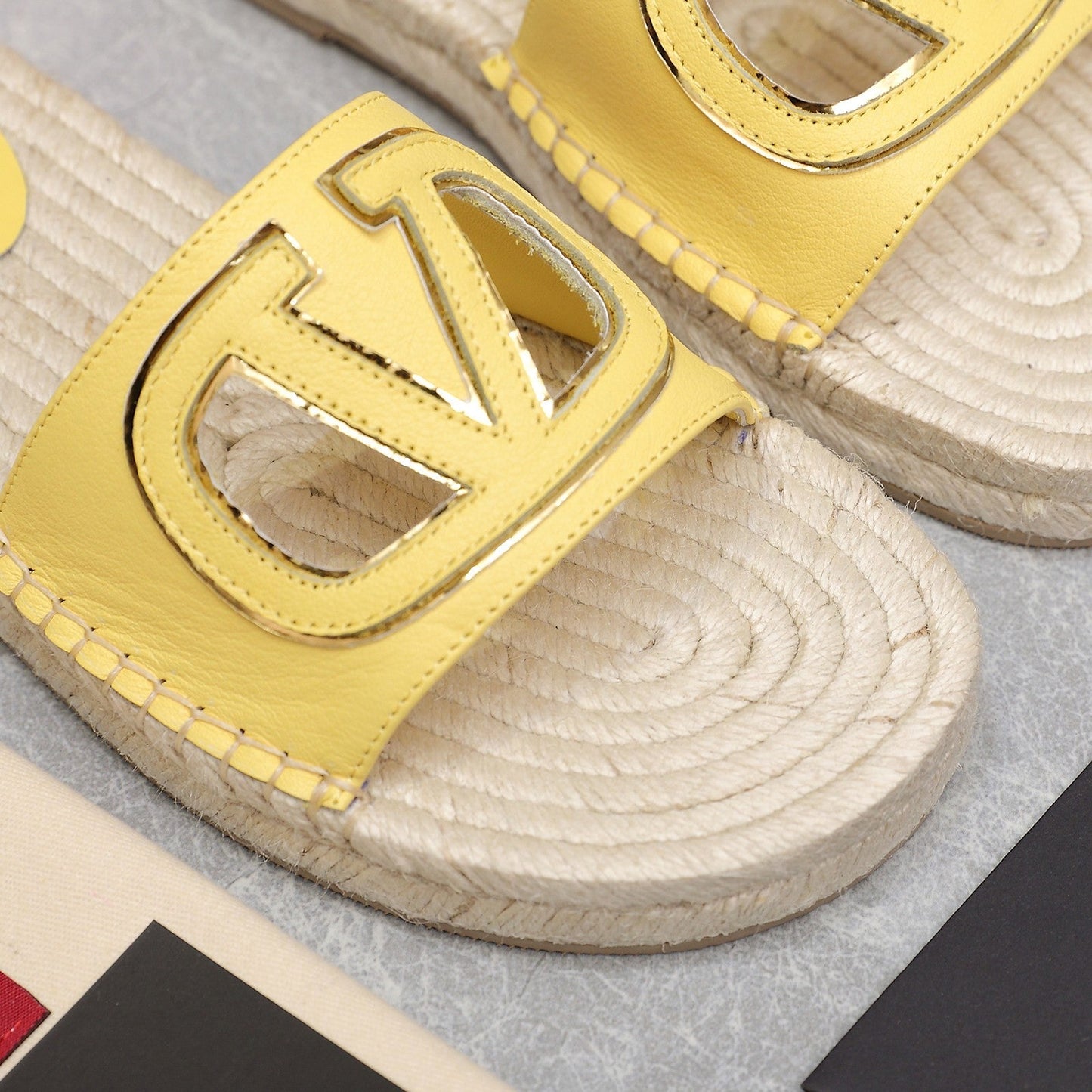 Vlogo Cut-Out Slide 20 Yellow Calfskin Beige Sole Raffia