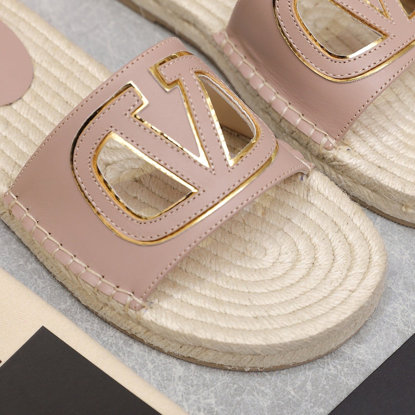 Vlogo Cut-Out Slide 20 Rose Cannelle Calfskin Beige Sole Raffia