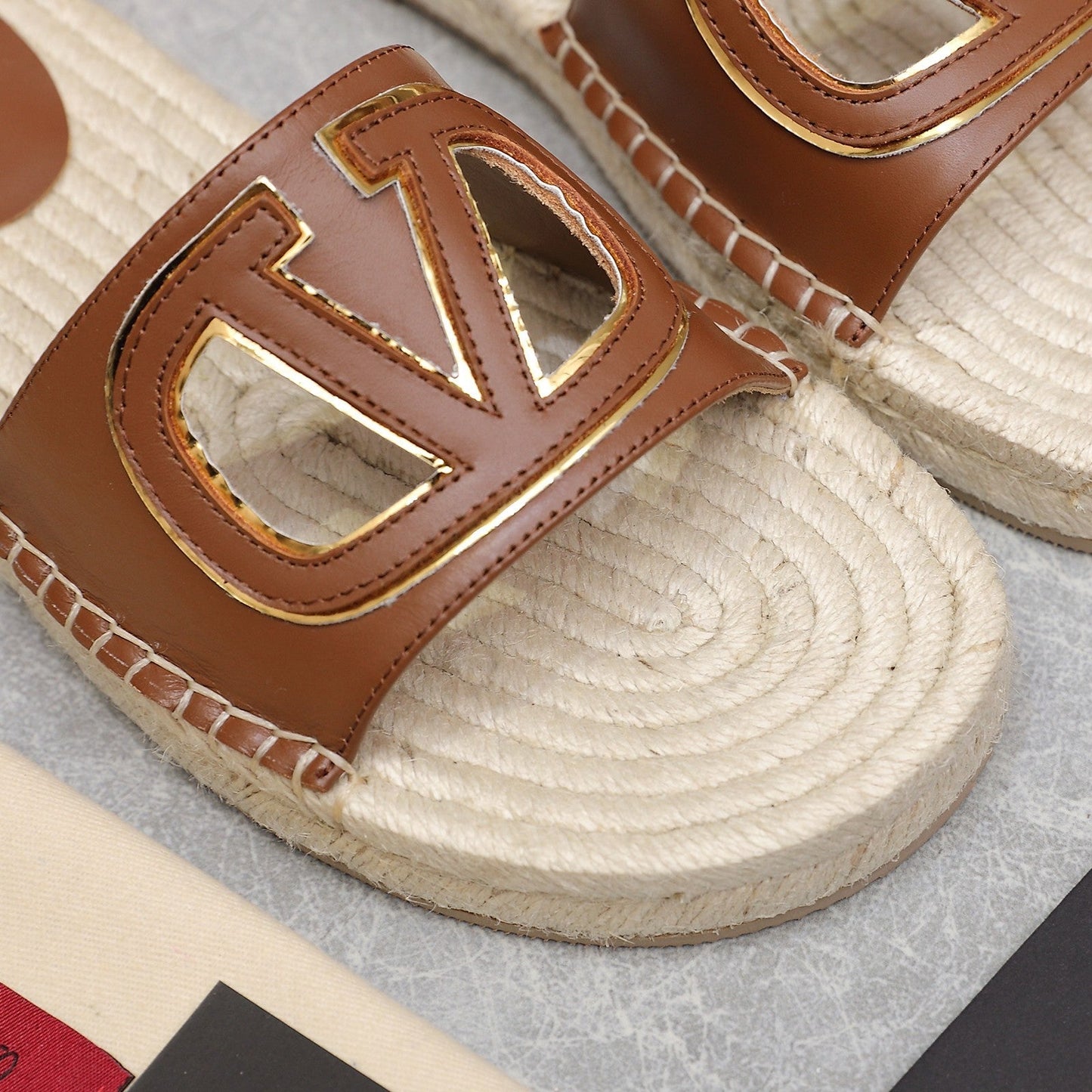 Vlogo Cut-Out Slide 20 Tan Calfskin Beige Sole Raffia