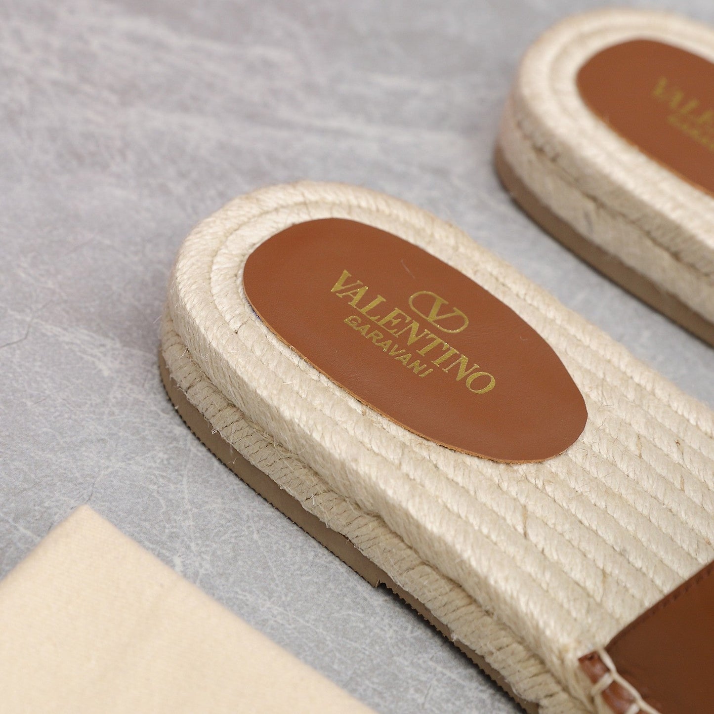 Vlogo Cut-Out Slide 20 Tan Calfskin Beige Sole Raffia