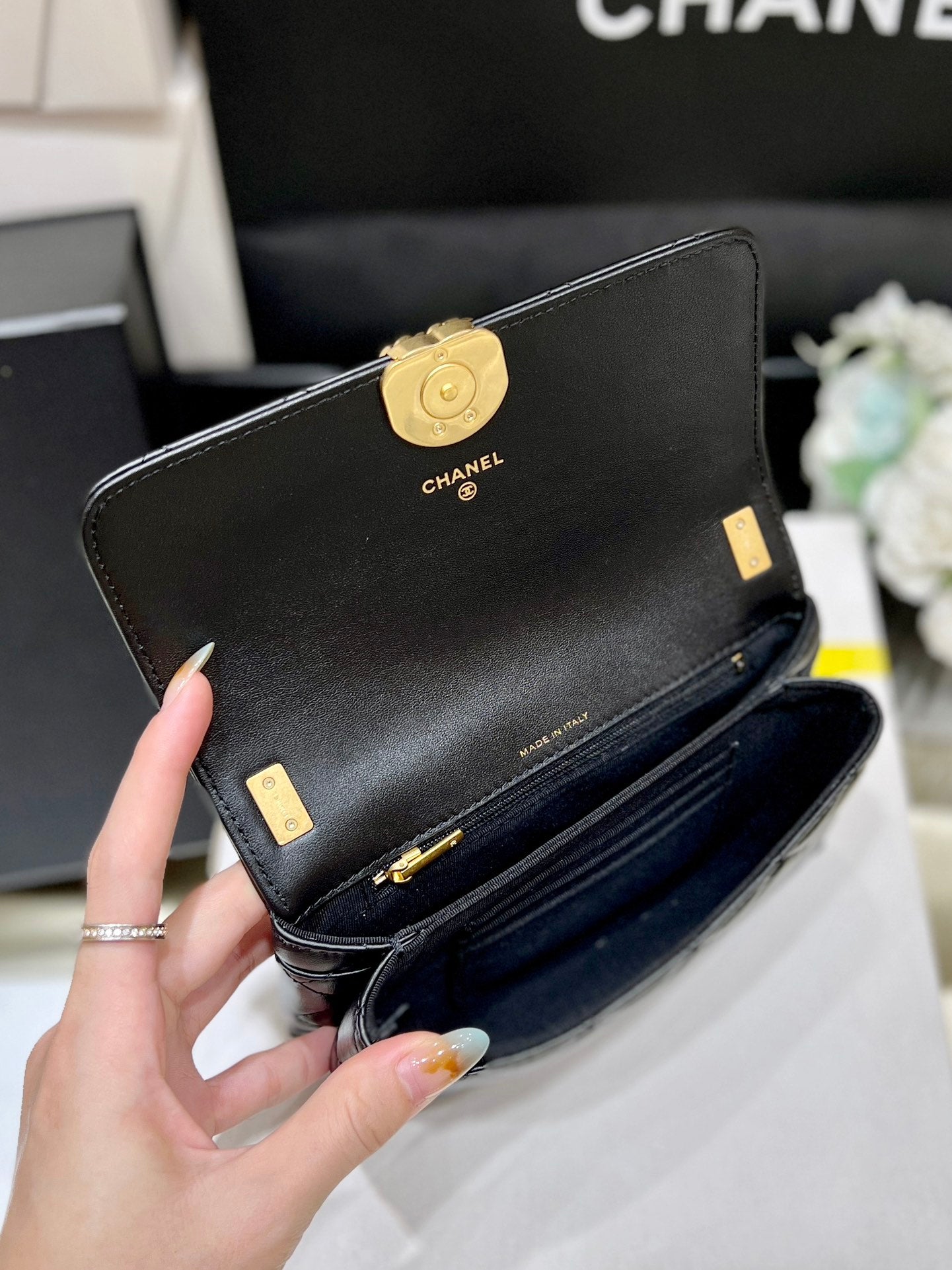 19 FLAP BAG 18 BLACK BODIN CALFSKIN GOLD HARDWARE