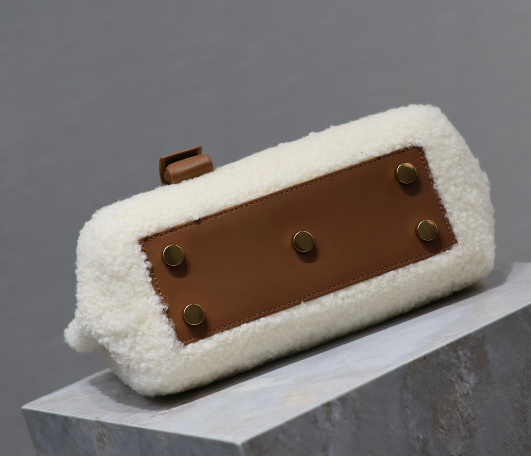 SAC DE JOUR 22 IN WHITE SHEARLING AND BROWN CALFSKIN TRIM