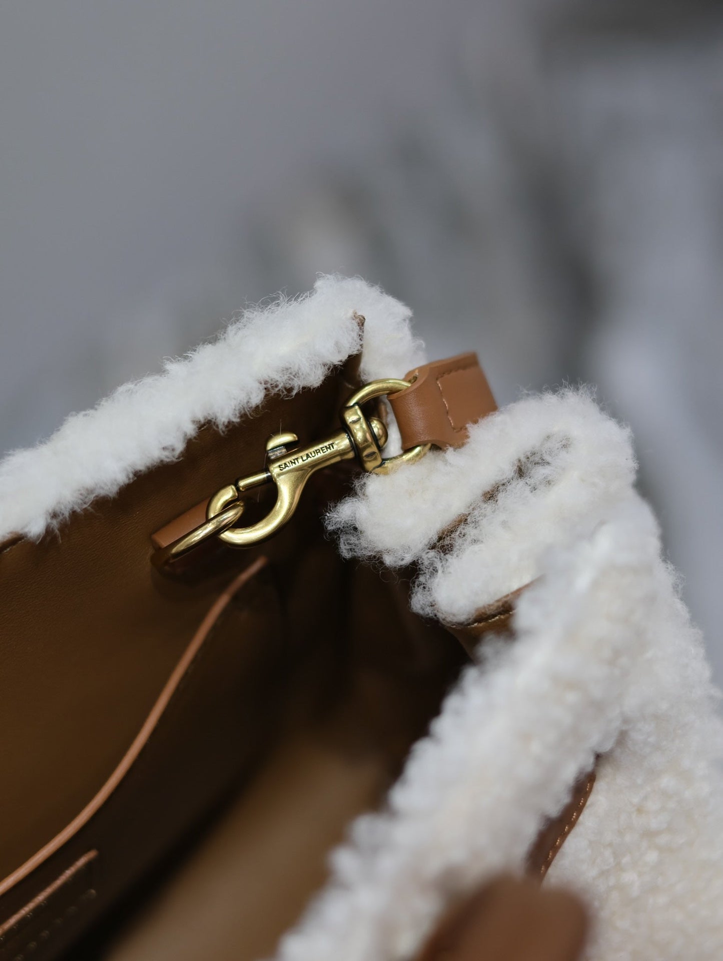 SAC DE JOUR 22 IN WHITE SHEARLING AND BROWN CALFSKIN TRIM