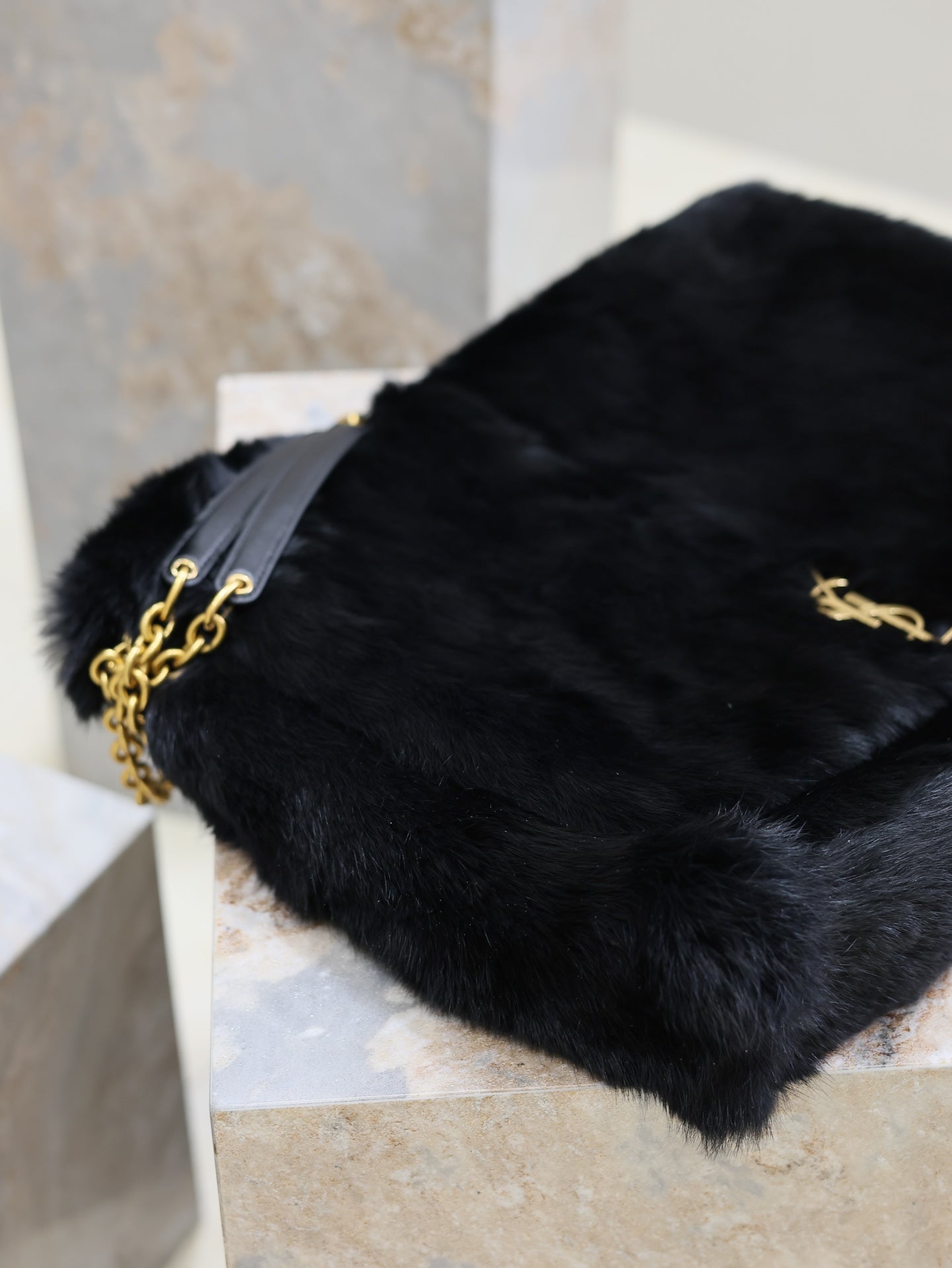 JAMIE 4.3 LARGE BAG 43 IN BLACK LAMB FUR GOLD HARDWARE