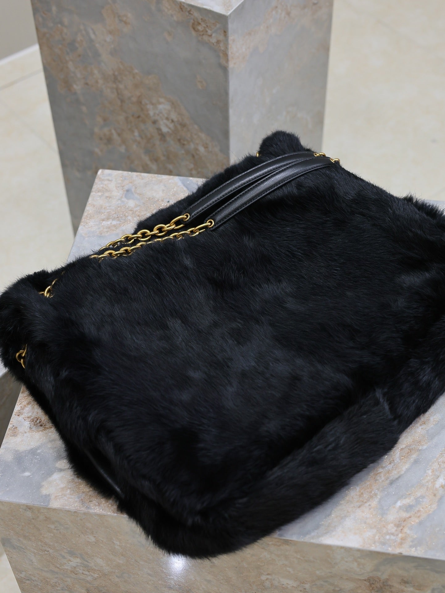 JAMIE 4.3 LARGE BAG 43 IN BLACK LAMB FUR GOLD HARDWARE