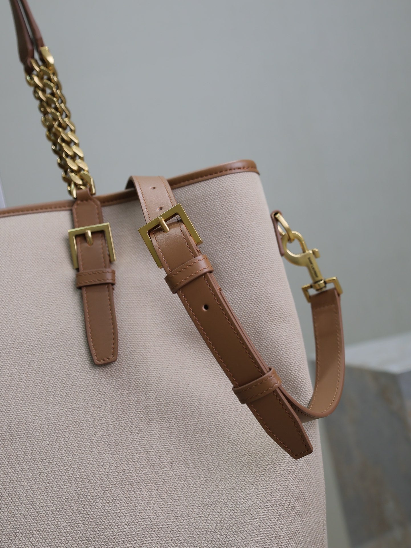 TOTE BAG 38 IN WHITE CANVAS AND BROWN LEATHER TRIM GOLD HARDWARE