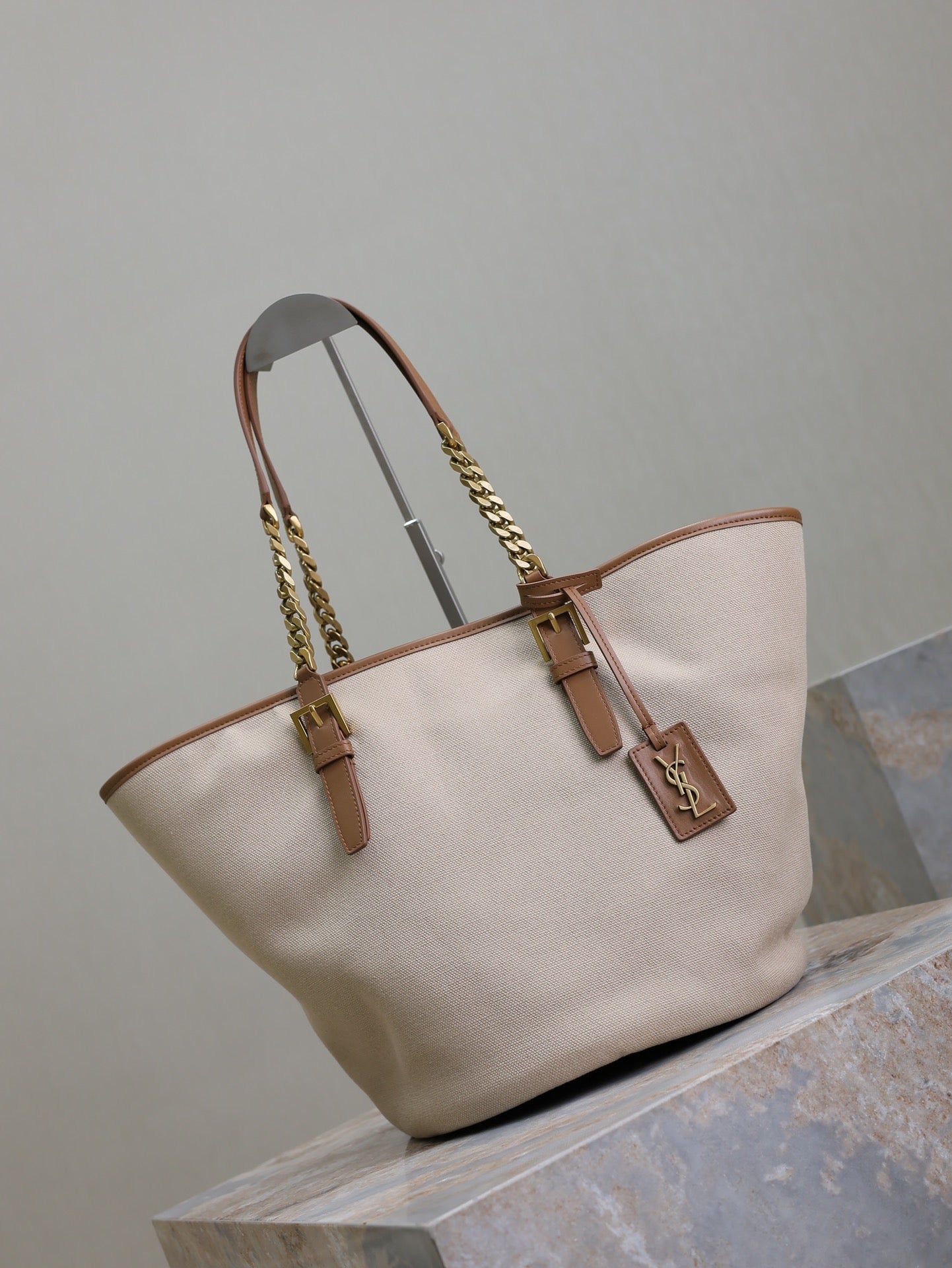 TOTE BAG 47 IN WHITE CANVAS AND BROWN LEATHER TRIM GOLD HARDWARE