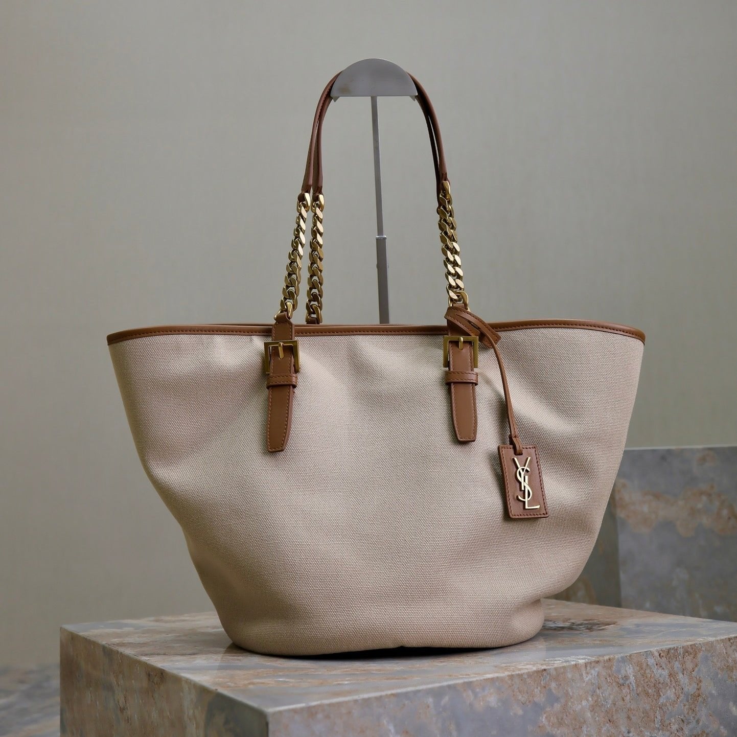 TOTE BAG 47 IN WHITE CANVAS AND BROWN LEATHER TRIM GOLD HARDWARE