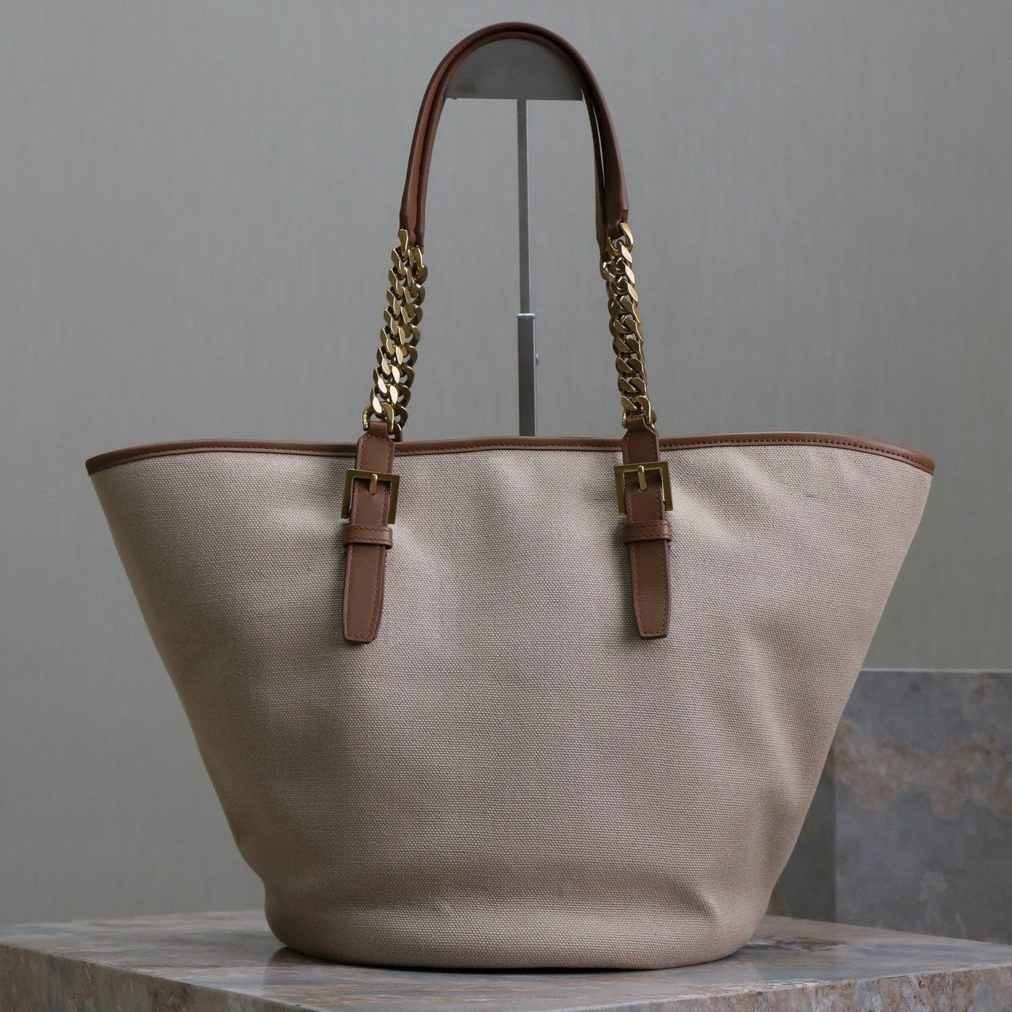 TOTE BAG 47 IN WHITE CANVAS AND BROWN LEATHER TRIM GOLD HARDWARE