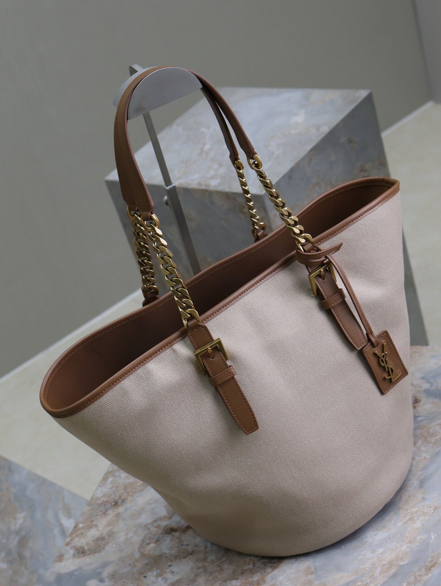 TOTE BAG 47 IN WHITE CANVAS AND BROWN LEATHER TRIM GOLD HARDWARE