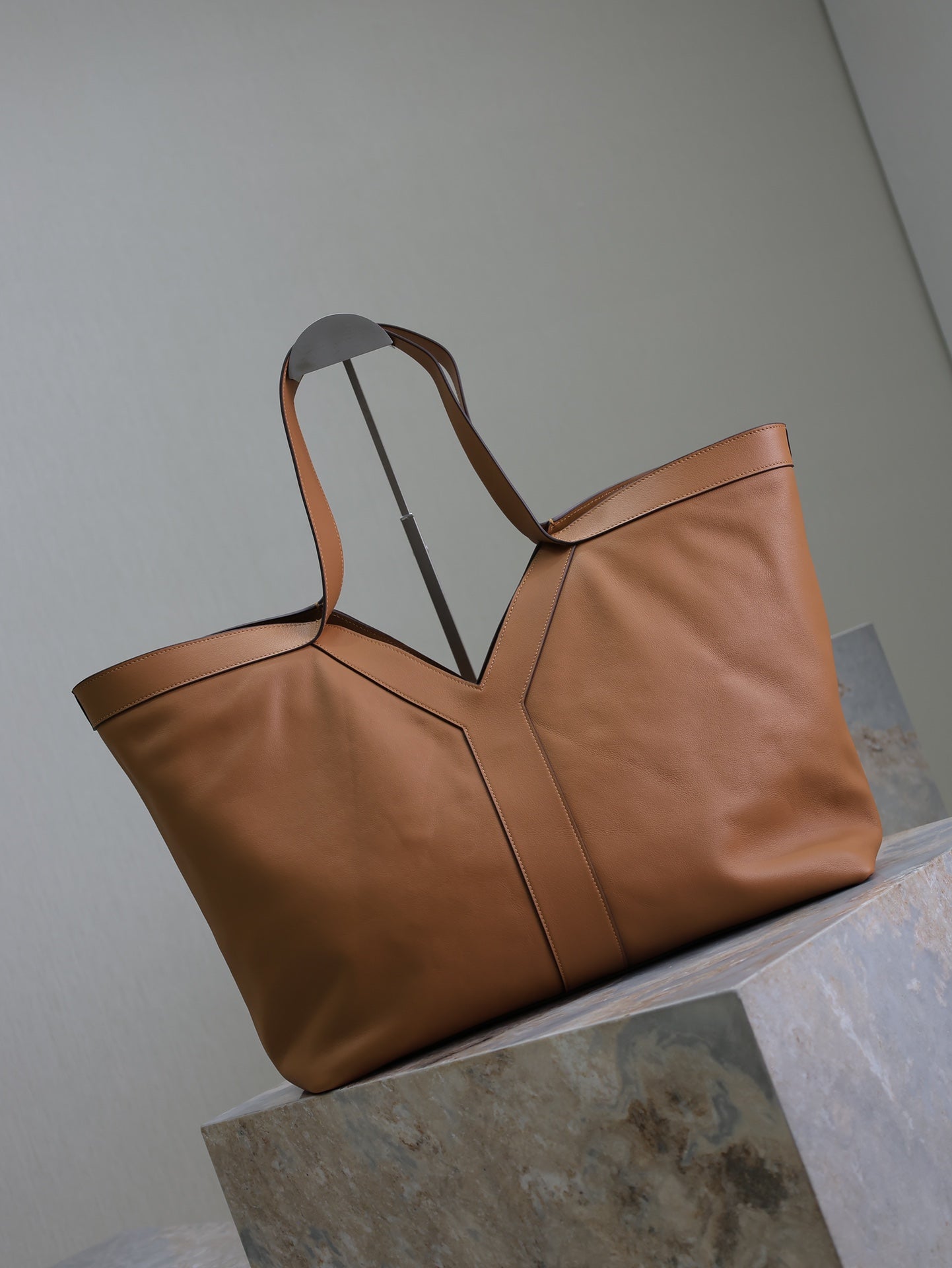 TOTE BAG 50 IN CINNAMON BROWN CALFSKIN